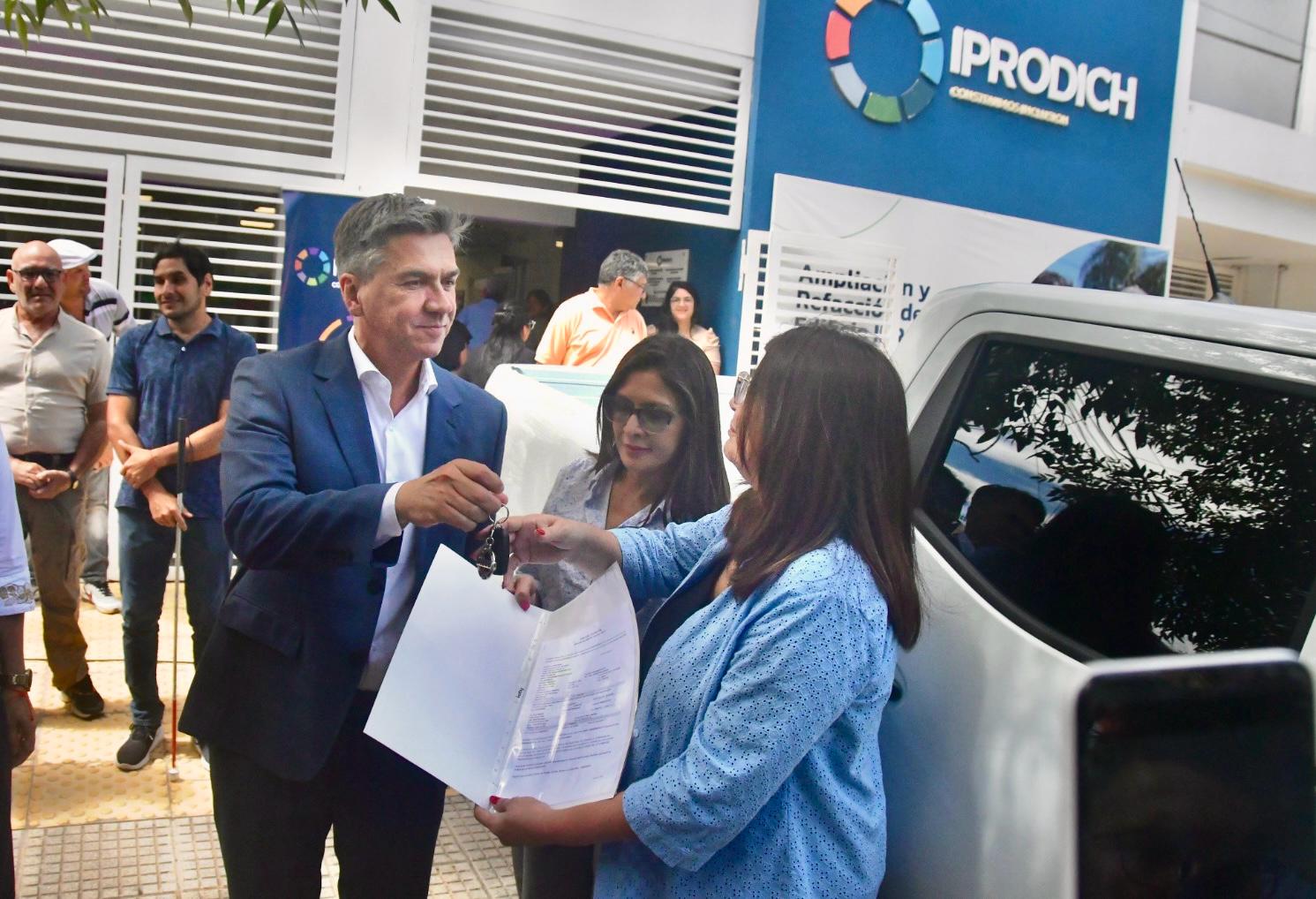 *EL GOBERNADOR ZDERO ENTREGÓ A IPRODICH UN VEHÍCULO 4X4 PARA OPERATIVOS Y TRASLADOS DE PERSONAS CON DISCAPACIDAD*