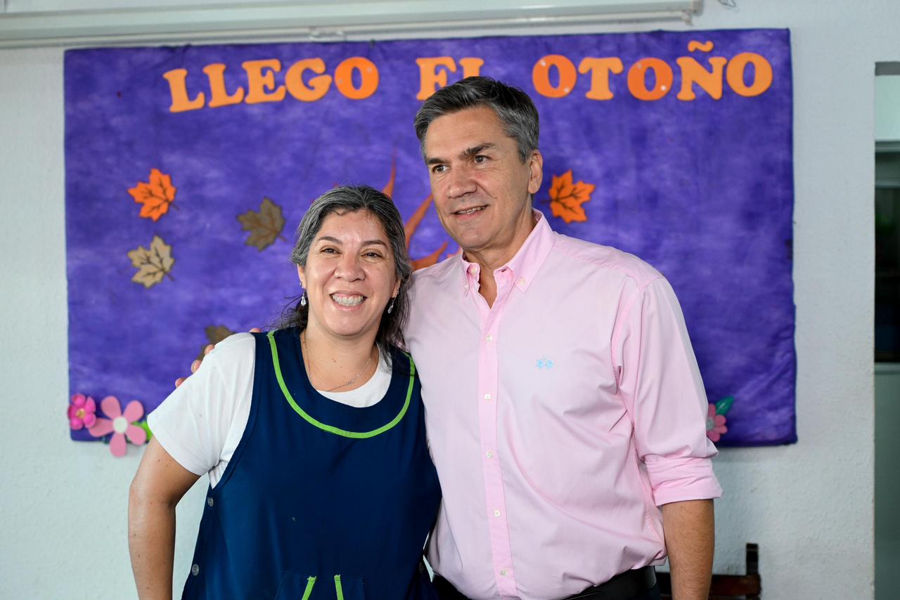 M&Aacute;S RECURSOS PARA LAS AULAS: EL GOBERNADOR ZDERO ENTREG&Oacute; ELEMENTOS A INSTITUCIONES EDUCATIVAS