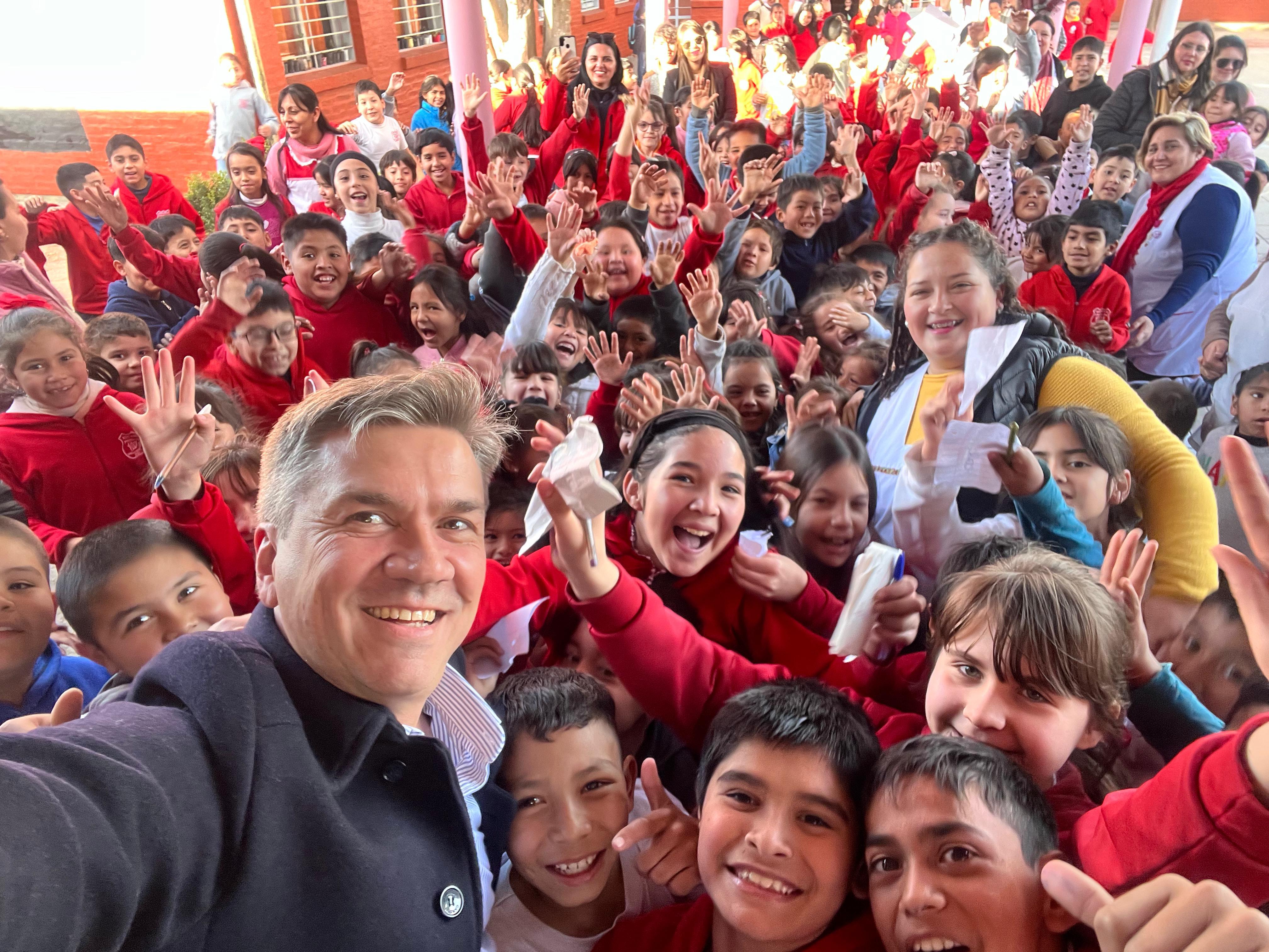 *VILLA ÁNGELA: EL GOBERNADOR ENTREGÓ UN VEHÍCULO AL  PROGRAMA “ECO-EQUIPO” PARA LA ARTICULACIÓN DE TRABAJOS EN LAS ESCUELAS*