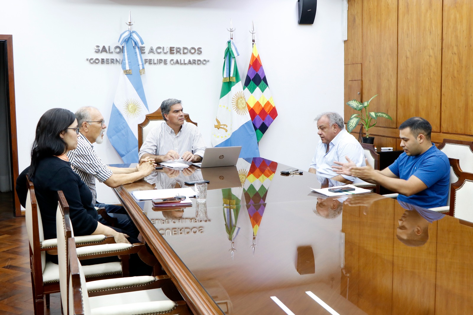 *EL GOBERNADOR RECIBIÓ A LA FAMILIA DE PEDRO OJEDA Y RATIFICÓ EL COMPROMISO DEL ESTADO PARA DAR CON SU PARADERO*