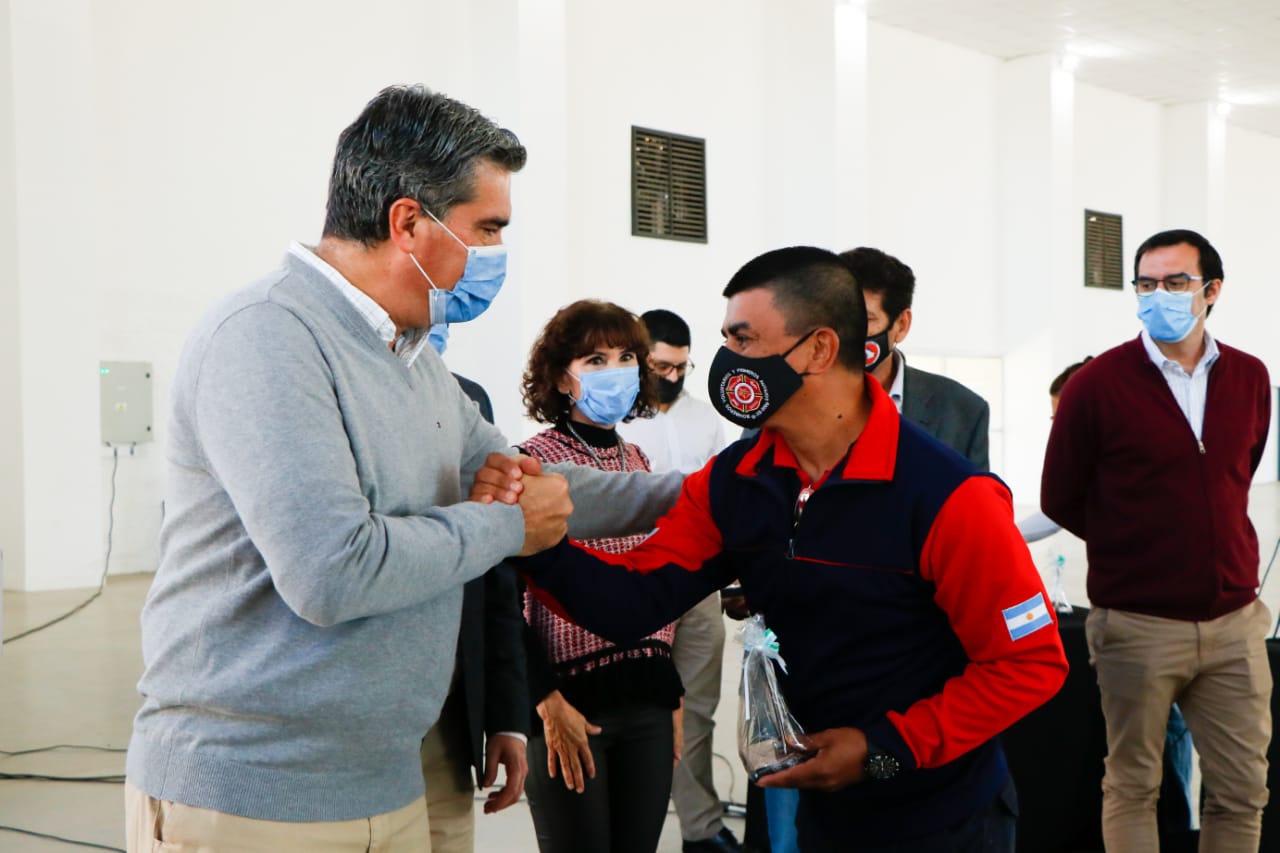 EL GOBIERNO RECONOCIÓ A BOMBEROS QUE COMBATIERON LOS INCENDIOS EN CORRIENTES Y ENTREGARÁ EQUIPAMIENTO PARA LOS CUARTELES