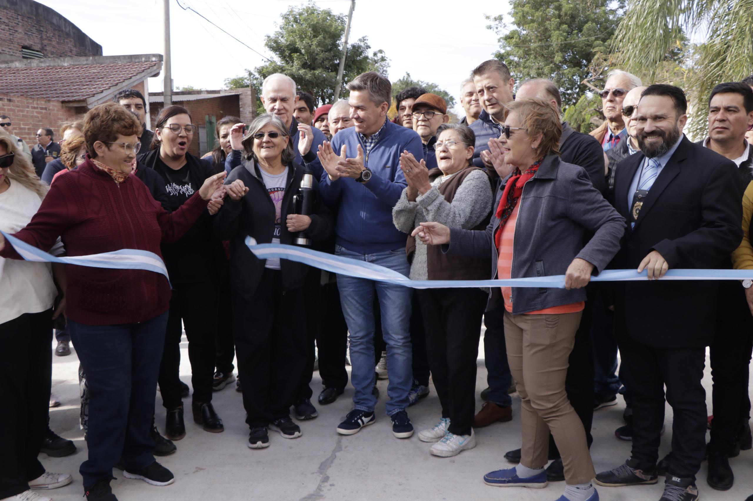 TRABAJO CONJUNTO ENTRE EL GOBIERNO PROVINCIAL Y LA MUNICIPALIDAD DE RESISTENCIA: SE INAUGURARON  31 CUADRAS DE PAVIMENTO