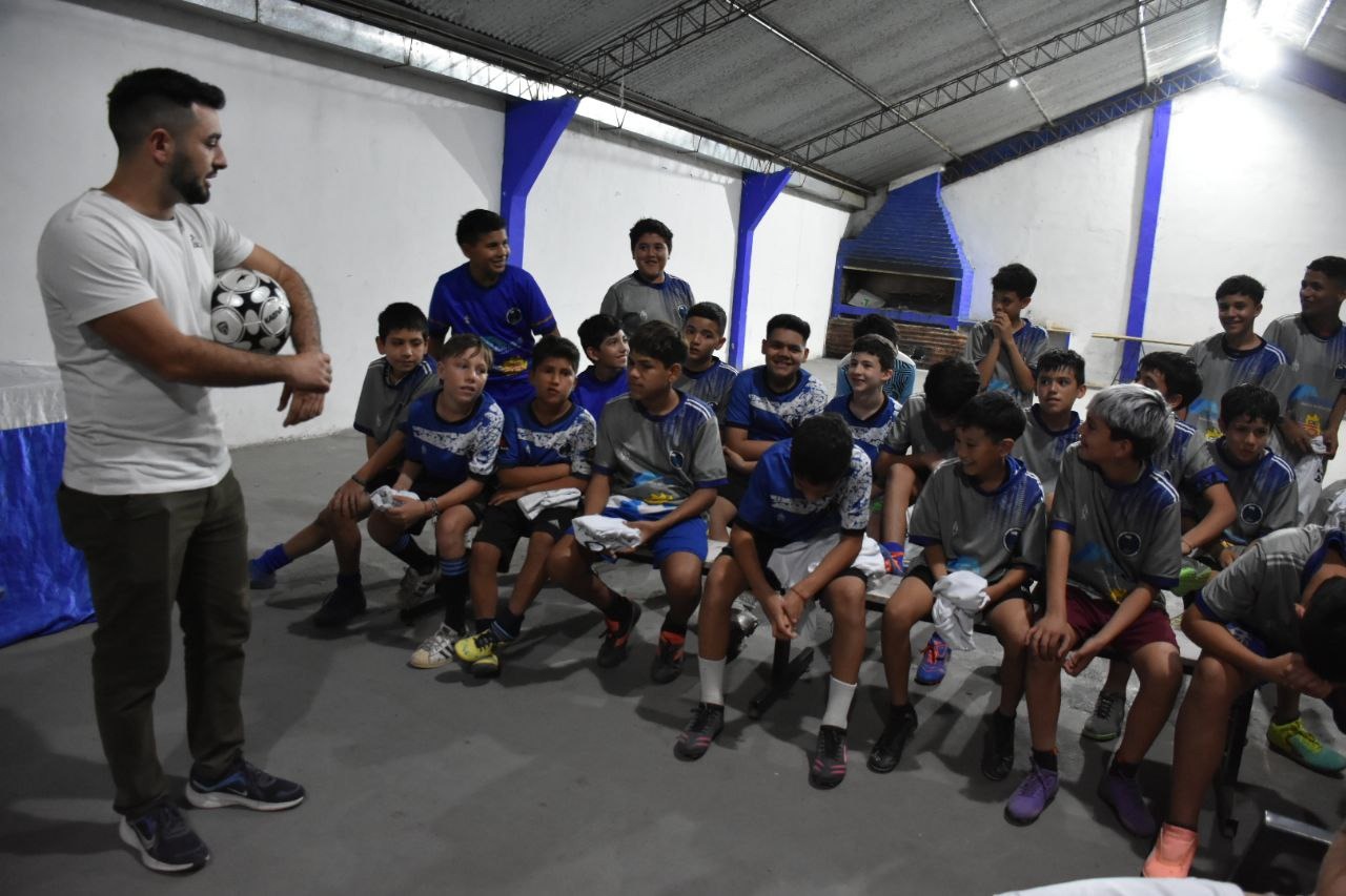 *PÉREZ CUEVAS EN EL CLUB BARRIO PARQUE INDEPENDENCIA: “EL DEPORTE ES UN MOTOR DE TRANSFORMACIÓN Y DESARROLLO DE LA COMUNIDAD”*