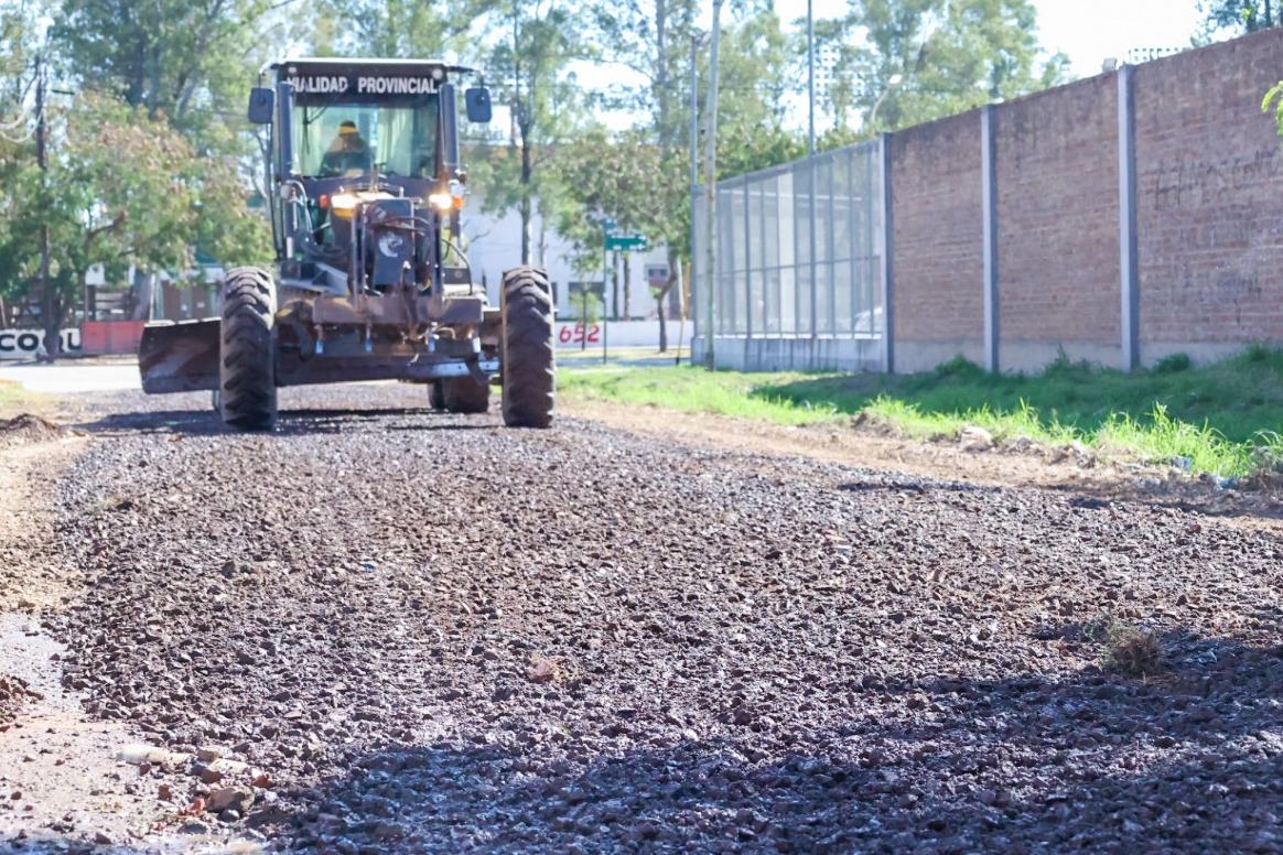 *EL GOBIERNO PROVINCIAL AVANZA EN OBRAS DE INFRAESTRUCTURA VIAL E ILUMINACIÓN EN DISTINTOS BARRIOS DE RESISTENCIA*