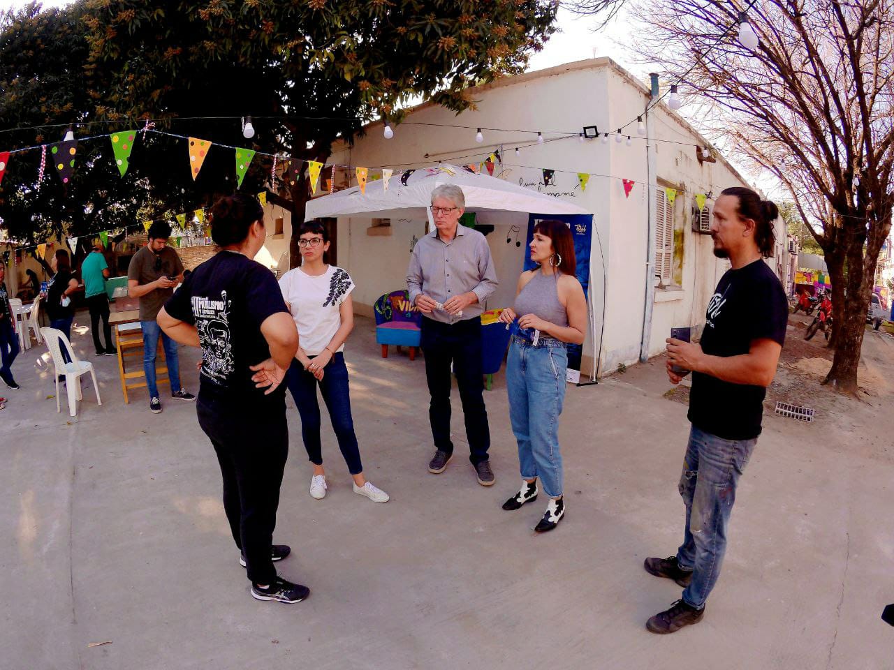 El diputado provincial Hugo Sager junto a la vicegobernadora Analía Rach Quiroga y su par Mariela Quirós recorrieron este martes, distintos puntos de la localidad de Puerto Tirol, donde se desarrolla la II Bienal de Muralismo y Arte P&u