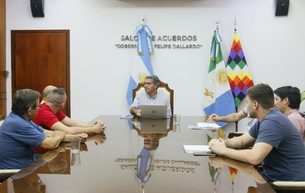 *EL GOBIERNO Y REMISEROS “CHACO-CORRIENTES” CONFORMARON UNA MESA DE TRABAJO PARA MEJORAR EL SERVICIO POST PANDEMIA*