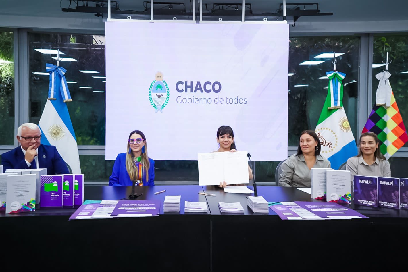 *LA VICEGOBERNADORA ENTREGÓ BIBLIOGRAFÍA CON PERSPECTIVA DE GÉNERO A LAS BIBLIOTECAS PÚBLICAS DE LA UNNE Y LA UNCAUS*
