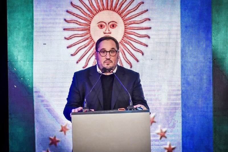Pasando el primer bloque del segundo debate preelectoral, Perez Pons fue nuevamente determinante en sus exposiciones. “Están en juego los derechos y las conquistas sociales que tanto nos costaron”, aseguró el candidato a dip