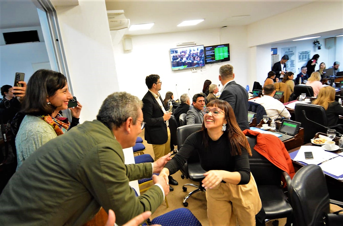*EL GOBIERNO CELEBRA LAS SANCIONES DE LAS LEYES DEL PROGRAMA DE ESTABILIDAD Y GARANTÍAS LABORALES PARA DOCENTES*