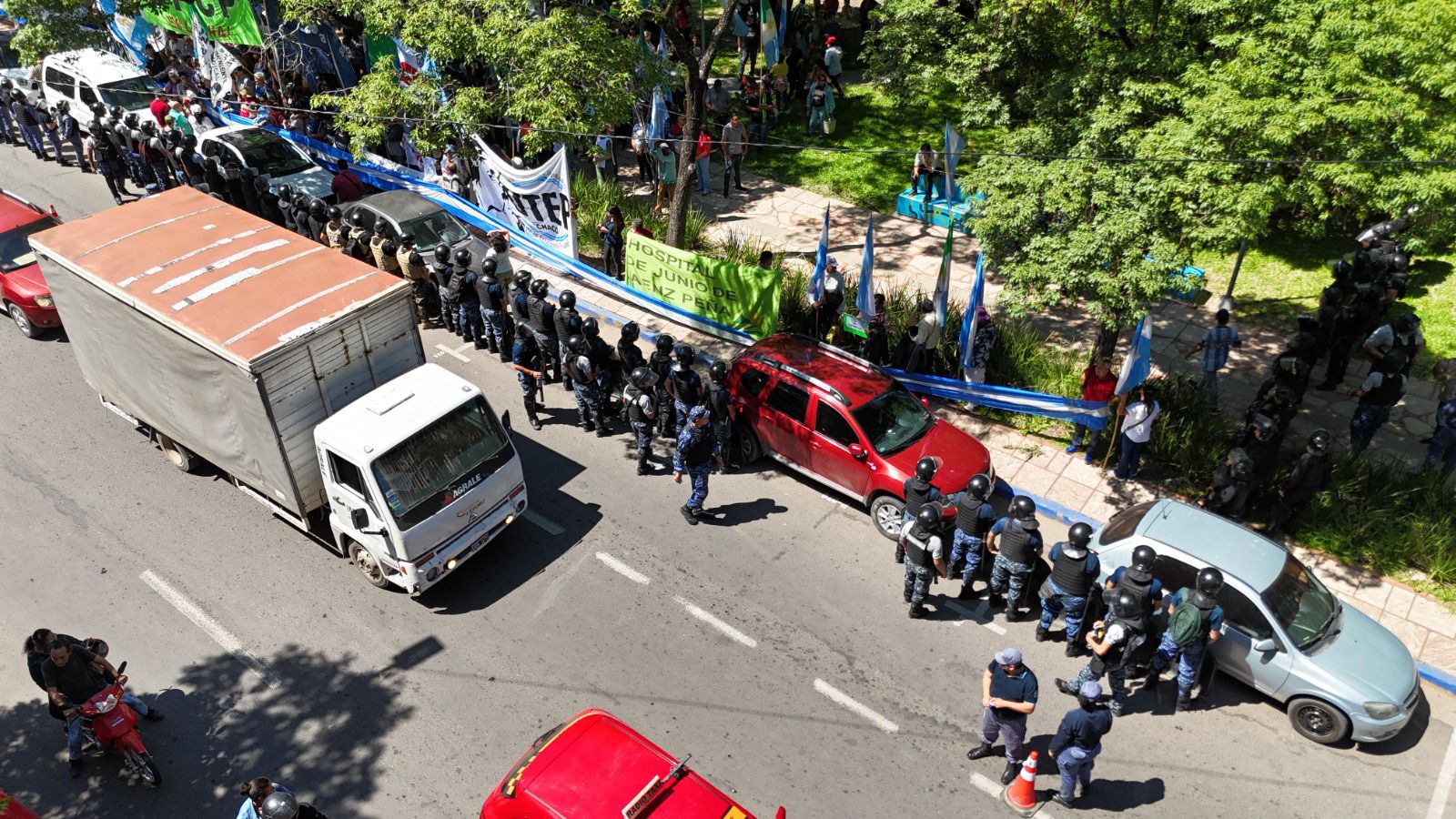 RESISTENCIA: IMPECABLE TRABAJO DE LA POLICÍA DEL CHACO ANTE LA PROTESTA DE ALGUNOS GREMIOS Y SECTORES “PIQUETEROS”