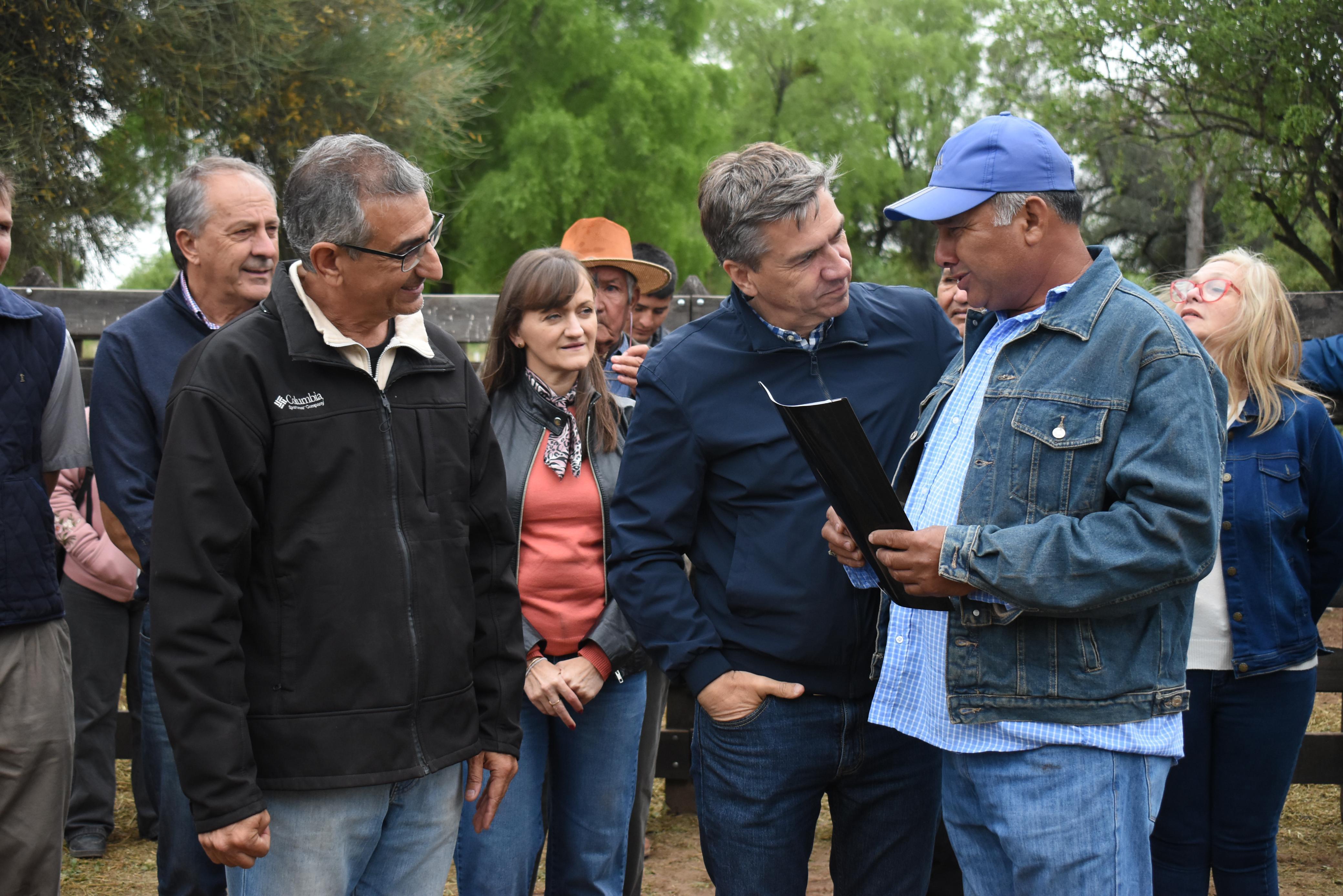EL ESPINILLO: EL GOBERNADOR ZDERO HABILIT&Oacute; OBRAS EN EL CEDEPRO Y ENTREG&Oacute; REPRODUCTORES CAPRINOS PARA LA MEJORA GEN&Eacute;TICA