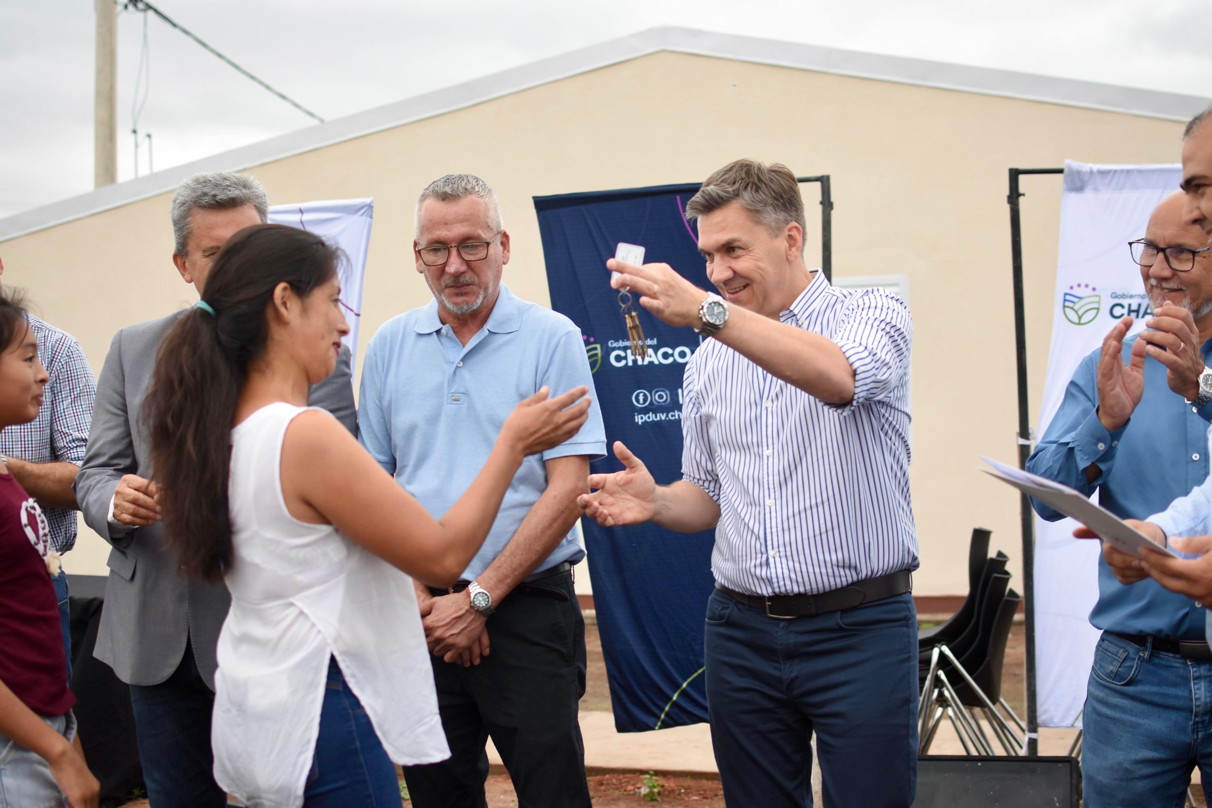 EL GOBERNADOR ZDERO ENTREGÓ, ESTA TARDE, VIVIENDAS EN CONCEPCIÓN DEL BERMEJO