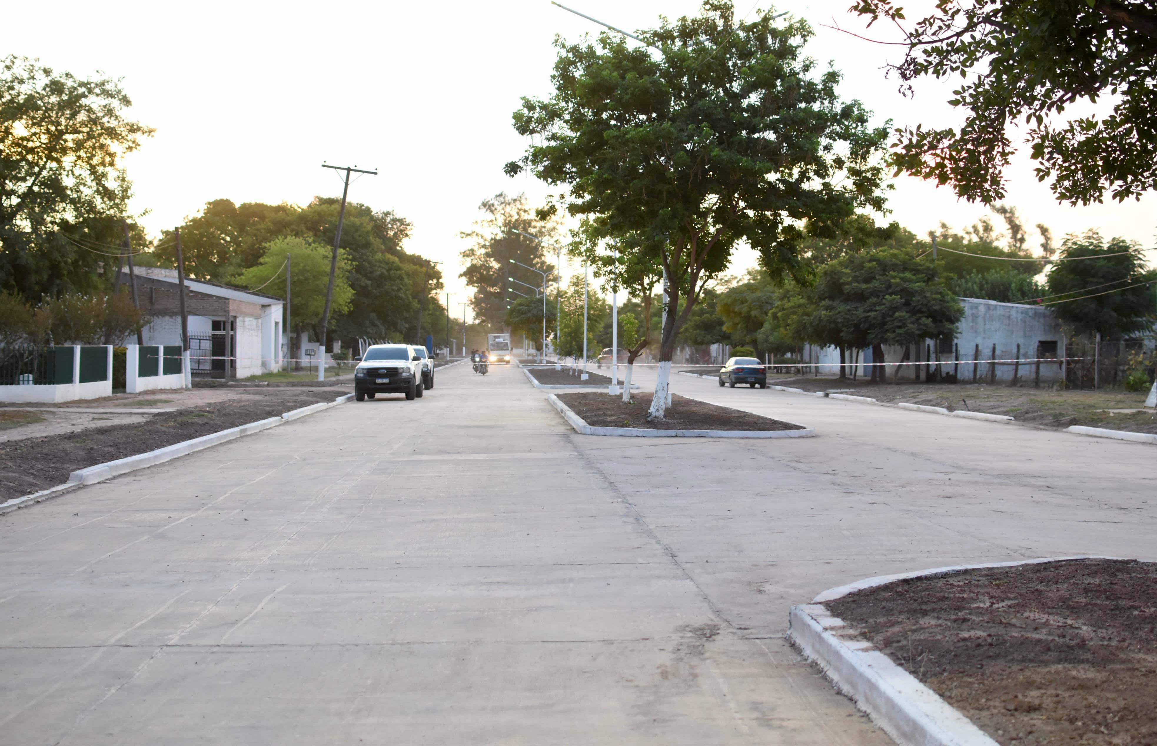 *NAPENAY: EL GOBERNADOR ZDERO INAUGURÓ CUADRAS DE PAVIMENTO URBANO Y ALUMBRADO PÚBLICO PARA LA COMUNIDAD*