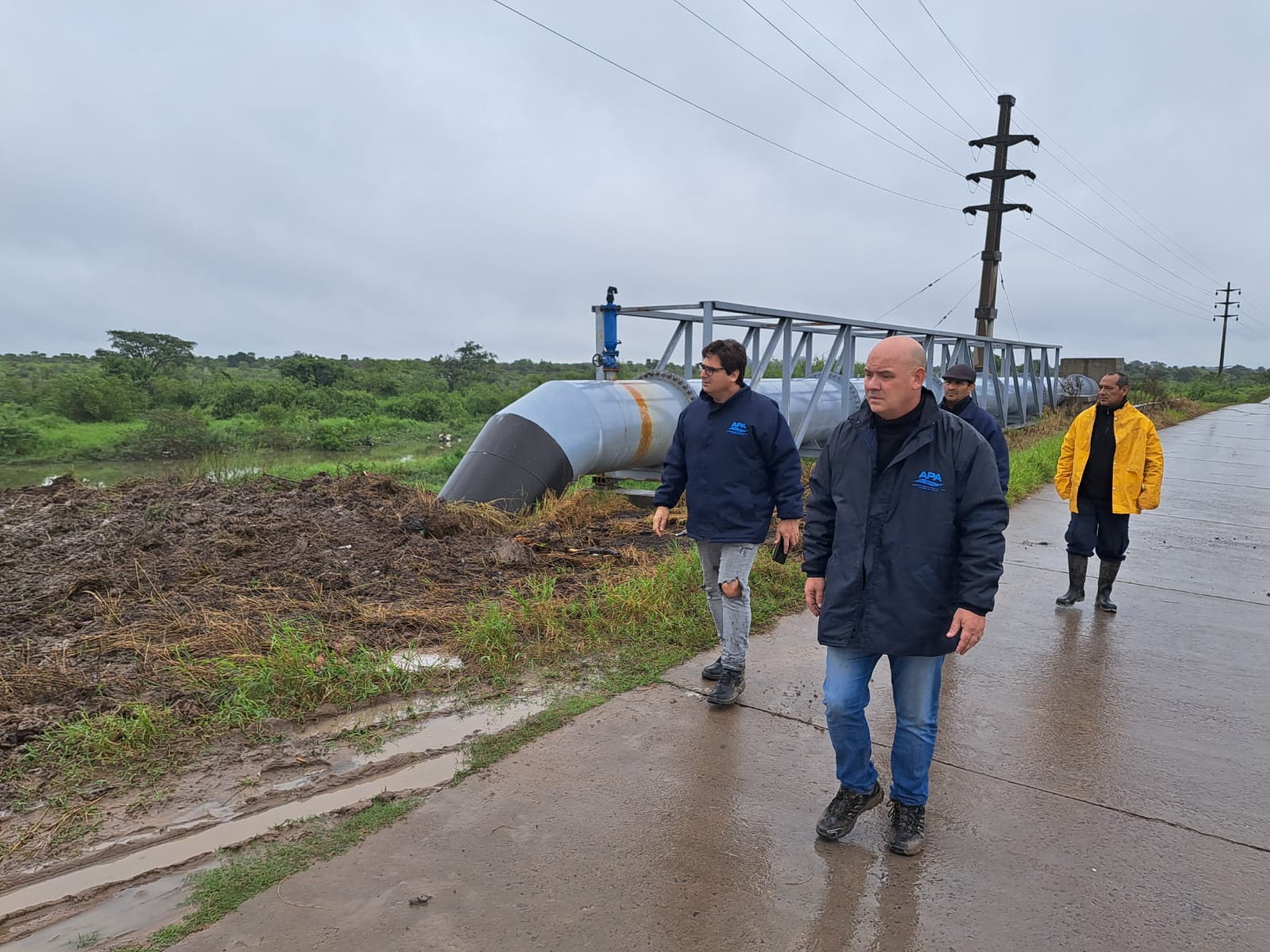 El ministro de Gobierno y Trabajo, Juan Manuel Chapo, y Analía Acosta, directora de la Defensa Civil del Chaco recorrieron distintos barrios de la ciudad de Resistencia afectados por las lluvias que se dieron estos días._  Como parte de