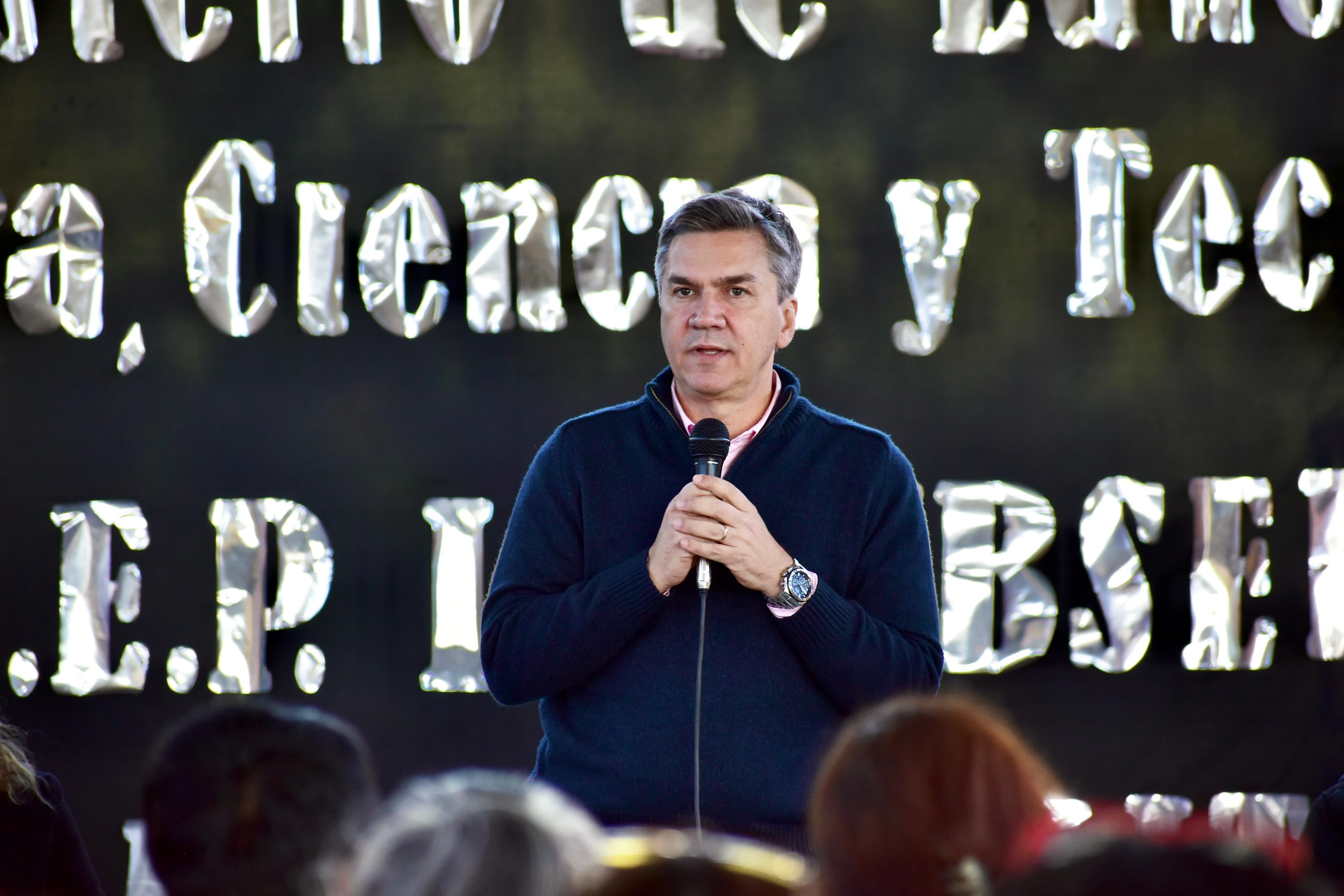 UN ANTES Y UN DESPUÉS PARA EL IMPENETRABLE: EL GOBERNADOR ZDERO ENTREGÓ KITS DE ÚTILES ESCOLARES Y ELEMENTOS DEPORTIVOS PARA ESCUELAS DE LA REGIÓN