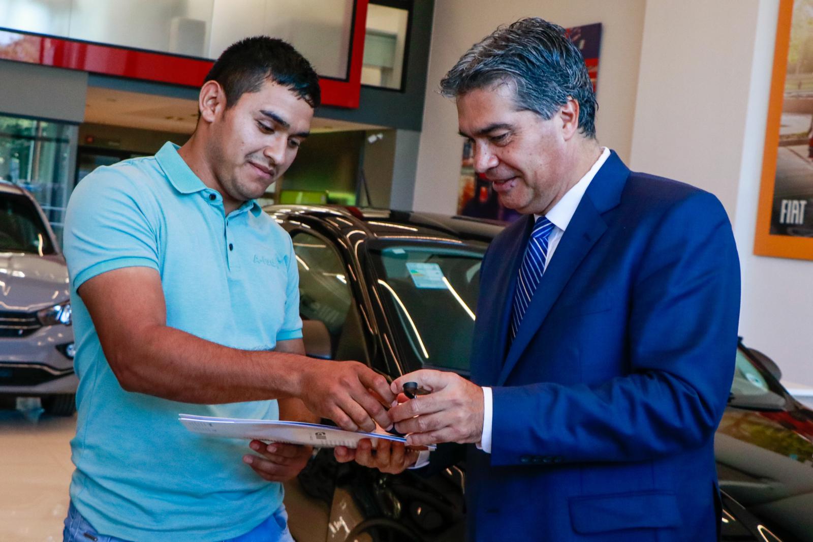 *EL GOBERNADOR ENTREGÓ LOS AUTOS DEL SORTEO “COMPRÁ EN TU CIUDAD”*
