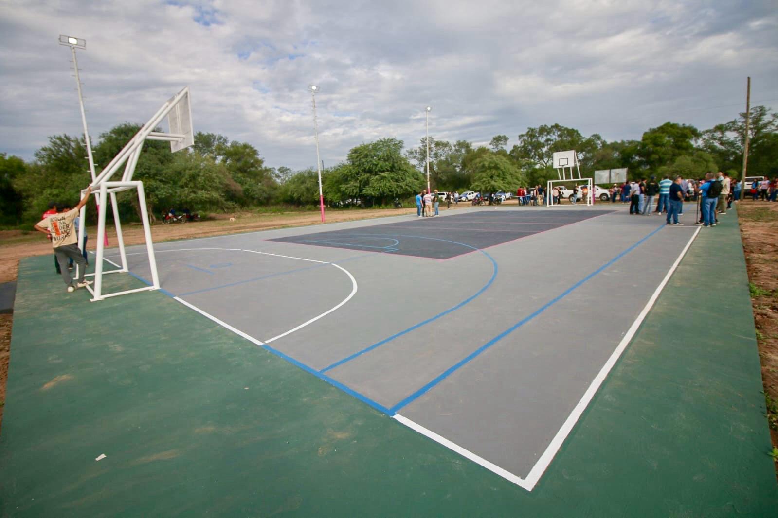 *MIRAFLORES: EL GOBERNADOR ZDERO INAUGURÓ UN NUEVO PLAYÓN DEPORTIVO PARA EL CLUB QOM*