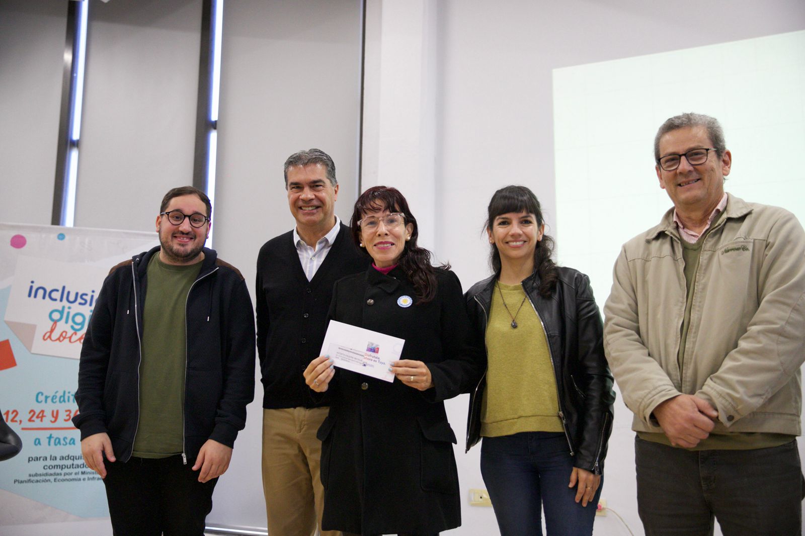 *MÁS INCLUSIÓN SOCIAL DOCENTE: CAPITANICH ENTREGÓ CRÉDITOS A TASA CERO PARA LA COMPRA DE COMPUTADORAS*
