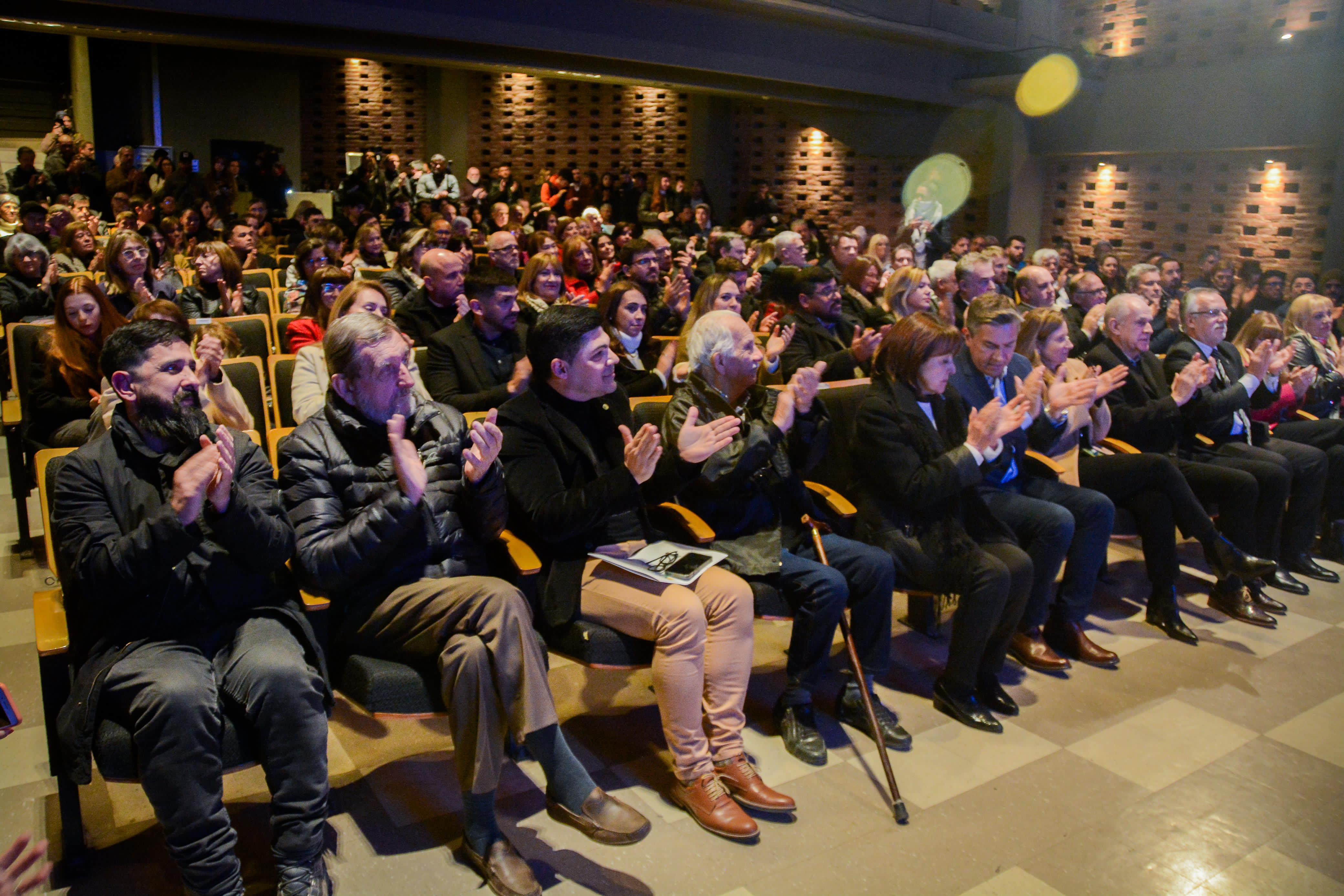 *EL GOBERNADOR ZDERO DIO LA BIENVENIDA A LOS ESCULTORES QUE PARTICIPARÁN EN LA BIENAL 2024*