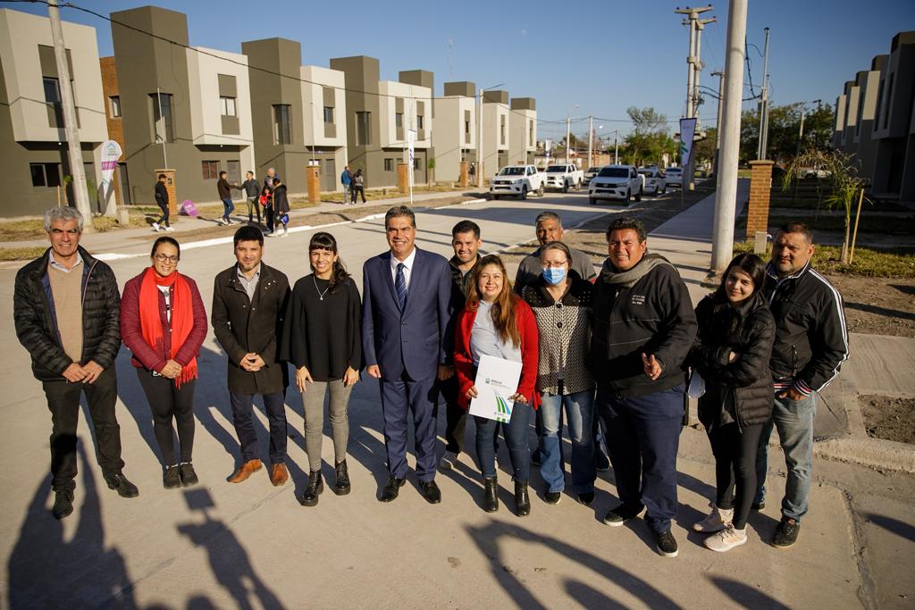 *EL GOBIERNO ENTREGÓ 67 VIVIENDAS EN EL BARRIO SUTIV: “TRABAJAMOS PARA QUE LAS FAMILIAS CHAQUEÑAS ACCEDAN A ESTE DERECHO”, DIJO CAPITANICH*