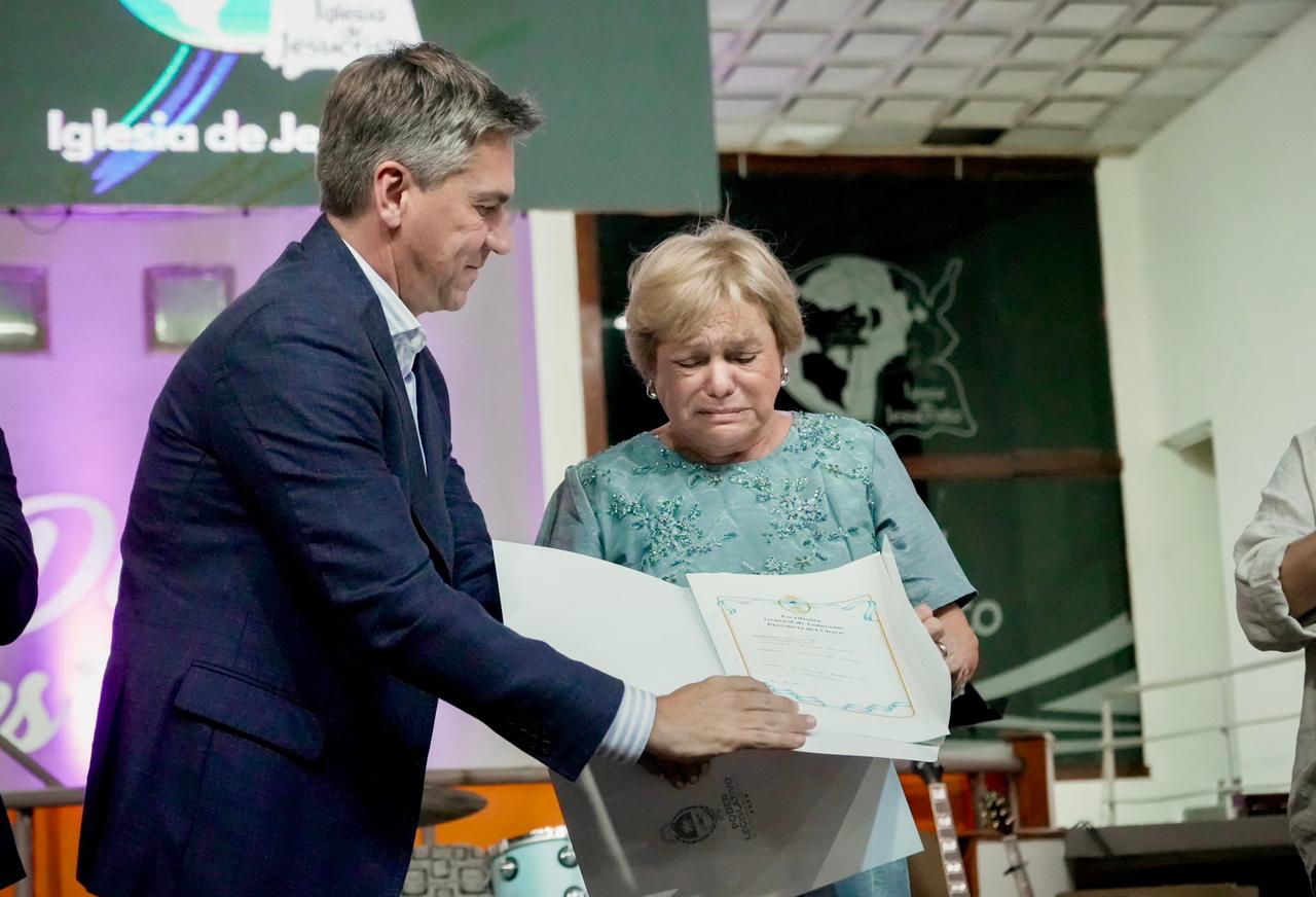 RESISTENCIA: EL GOBERNADOR ZDERO ENTREG&Oacute; LA ESCRITURA DE PROPIEDAD A LA IGLESIA DE JESUCRISTO