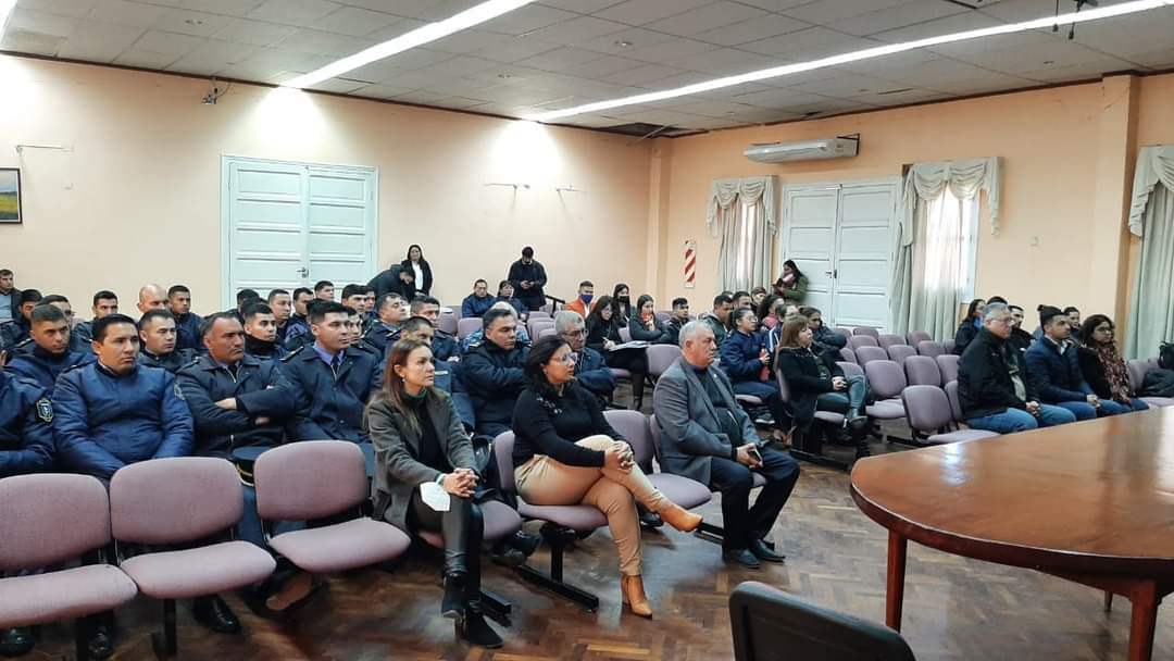 VILLA ANGELA : PERSONAL POLICIAL Y JUDICIAL RECIBIÓ CAPACITACIÓN SOBRE DELITOS INFORMÁTICOS EN EL SALÓN RAMÓN FREIRE