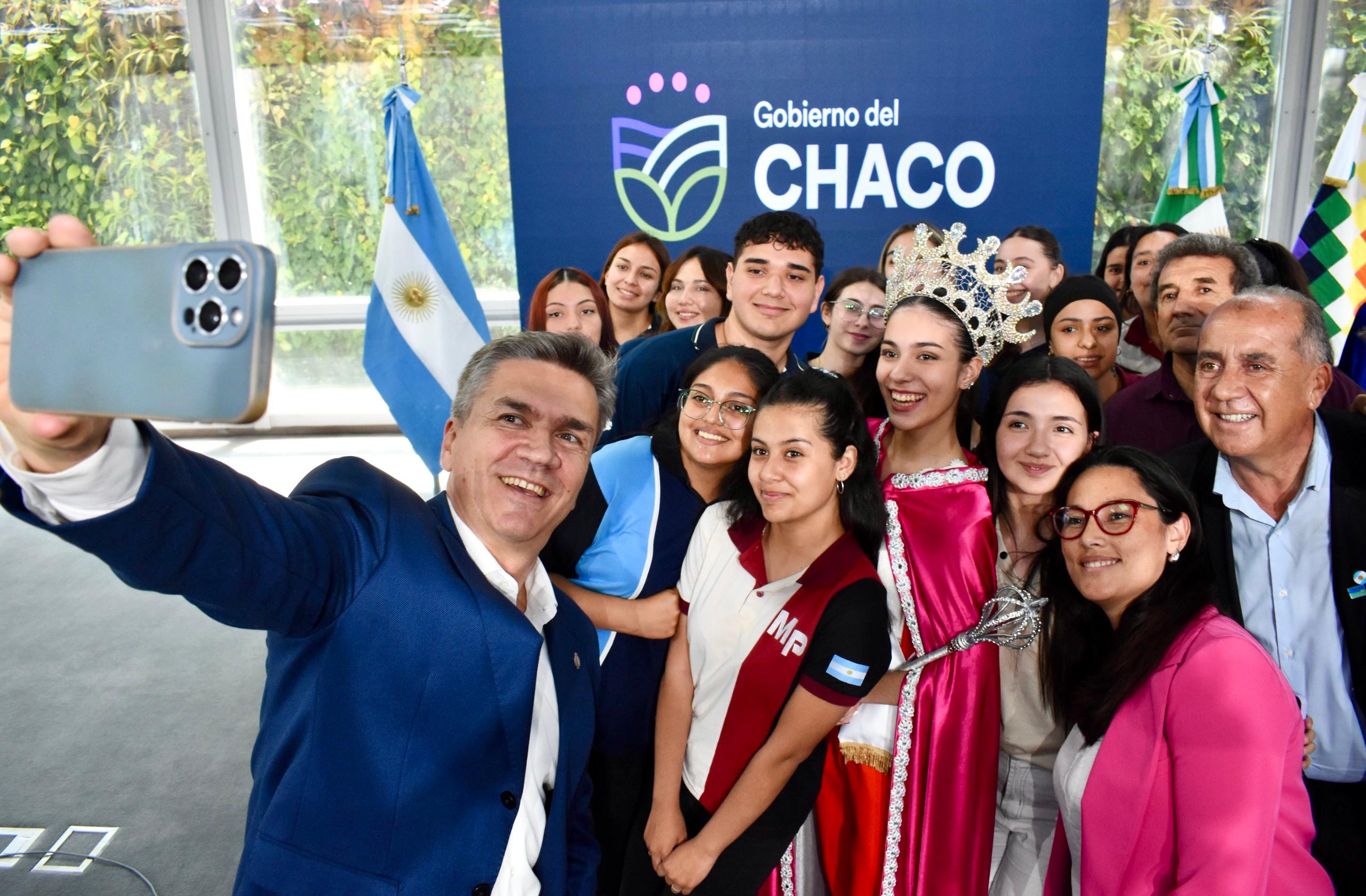 *EL GOBERNADOR ZDERO ACOMPA&Ntilde;&Oacute; EL LANZAMIENTO DEL 68&deg; DESFILE DE CARROZAS ESTUDIANTILES EN LAS BRE&Ntilde;AS*