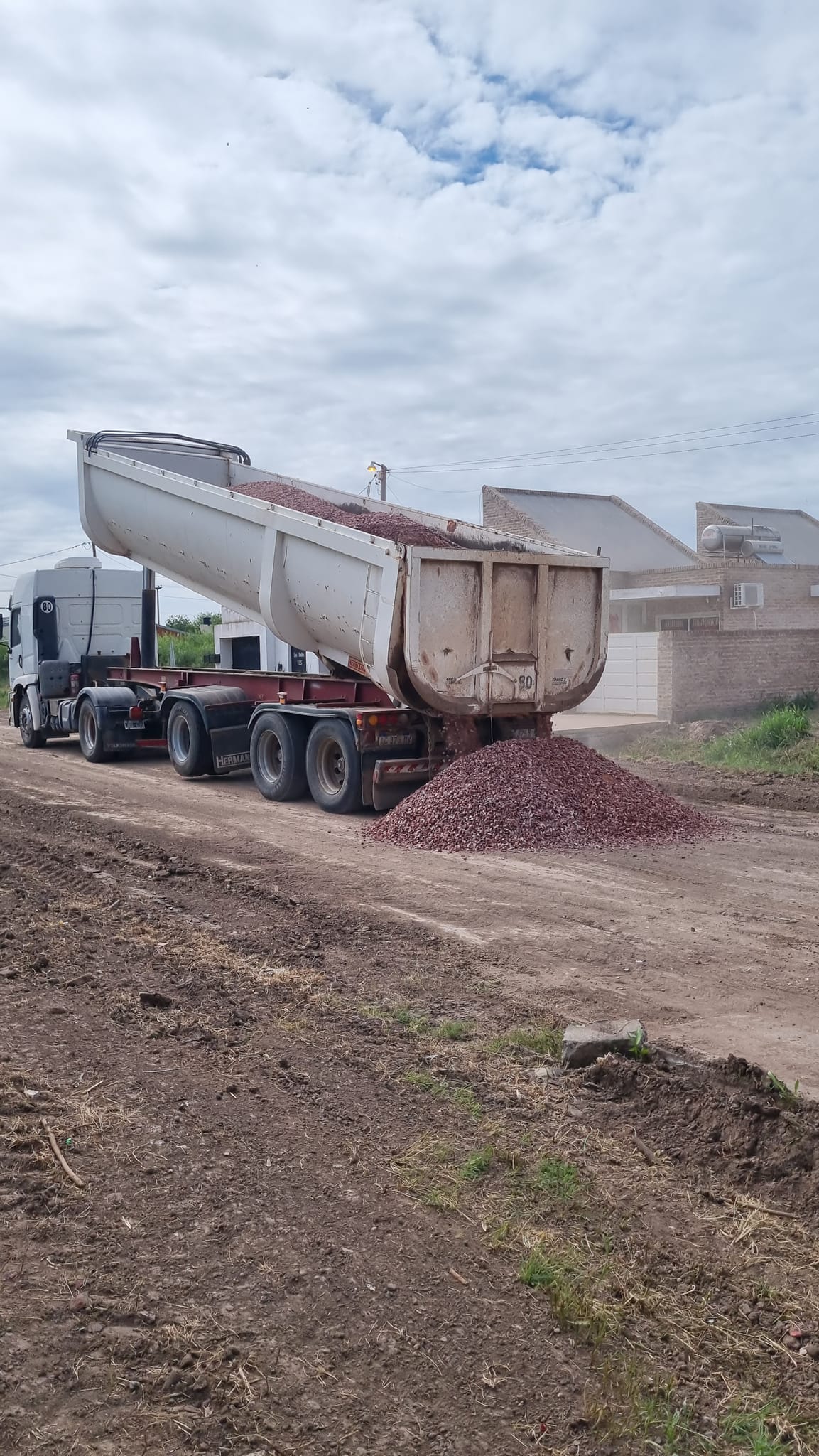 LA MUNICIPALIDAD DE VILLA ÁNGELA CONTINÚA CON LA COLOCACIÓN DE RIPIO EN CALLE LOS ANDES