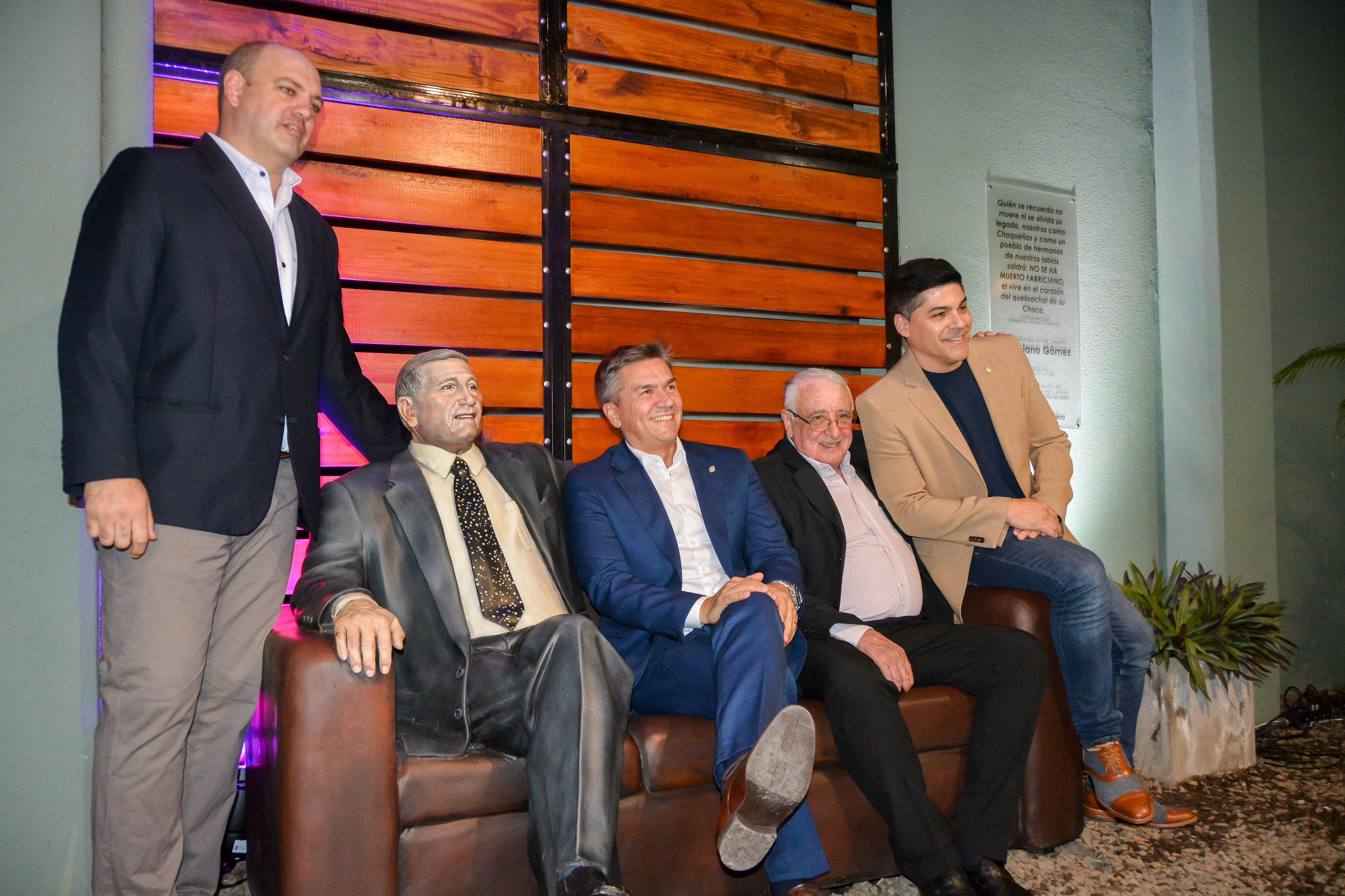 *SE INAUGURÓ EN LA CASA DE LAS CULTURAS, UNA ESCULTURA HIPERREALISTA DE FABRICIANO GÓMEZ*
