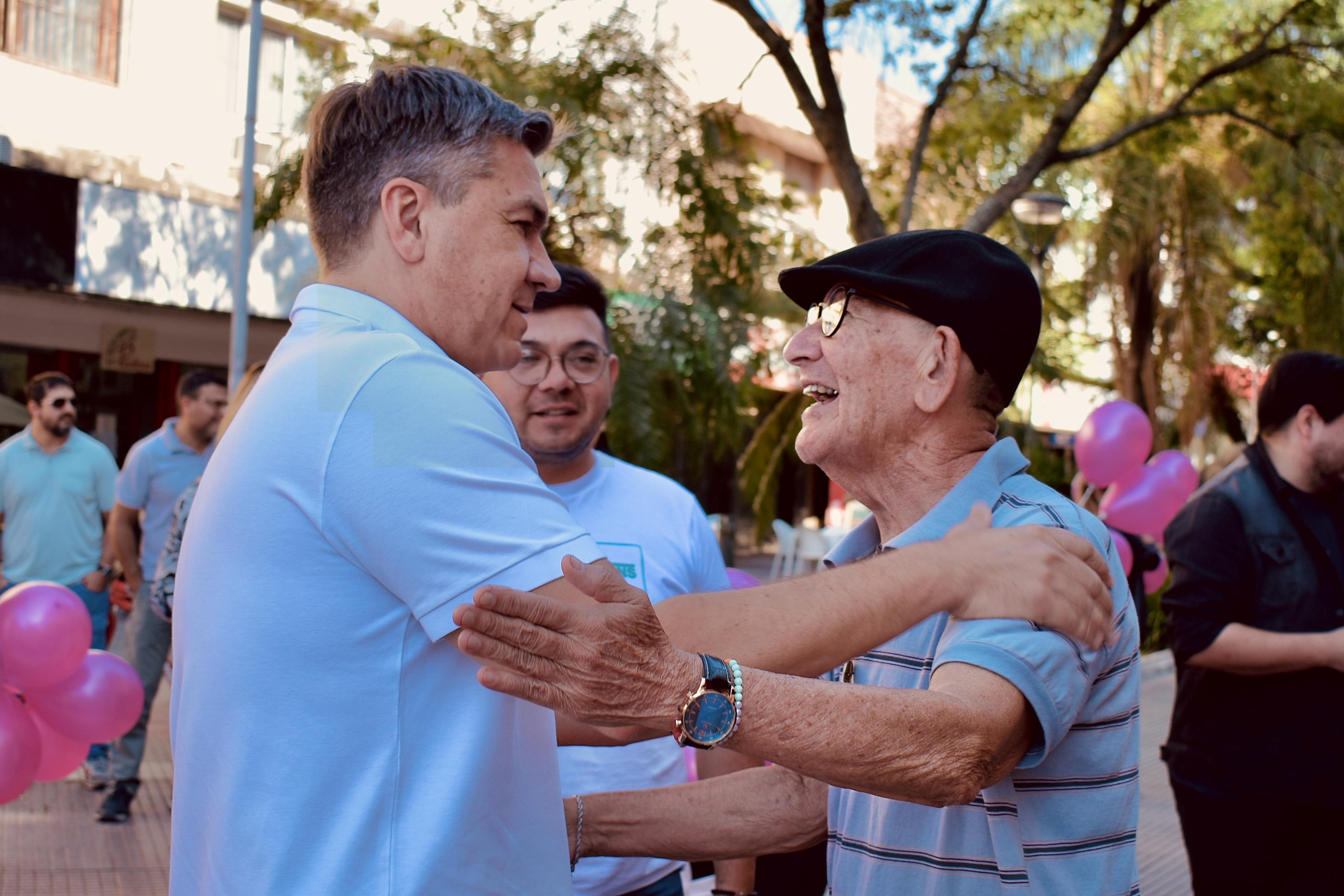 _Respaldo de vecinos y comerciantes_  *ZDERO EN LA PEATONAL DE RESISTENCIA: “ESTE 11 DE MAYO ES LA OPORTUNIDAD DE RATIFICAR EL RUMBO DE LO QUE VENIMOS