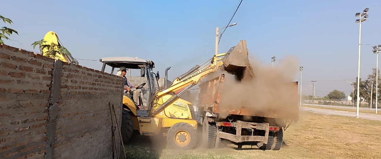 EL MUNICIPIO DE VILLA ÁNGELA REALIZA TAREAS PARA LA APERTURA DE LA CALLE PEDRO BELOTTI