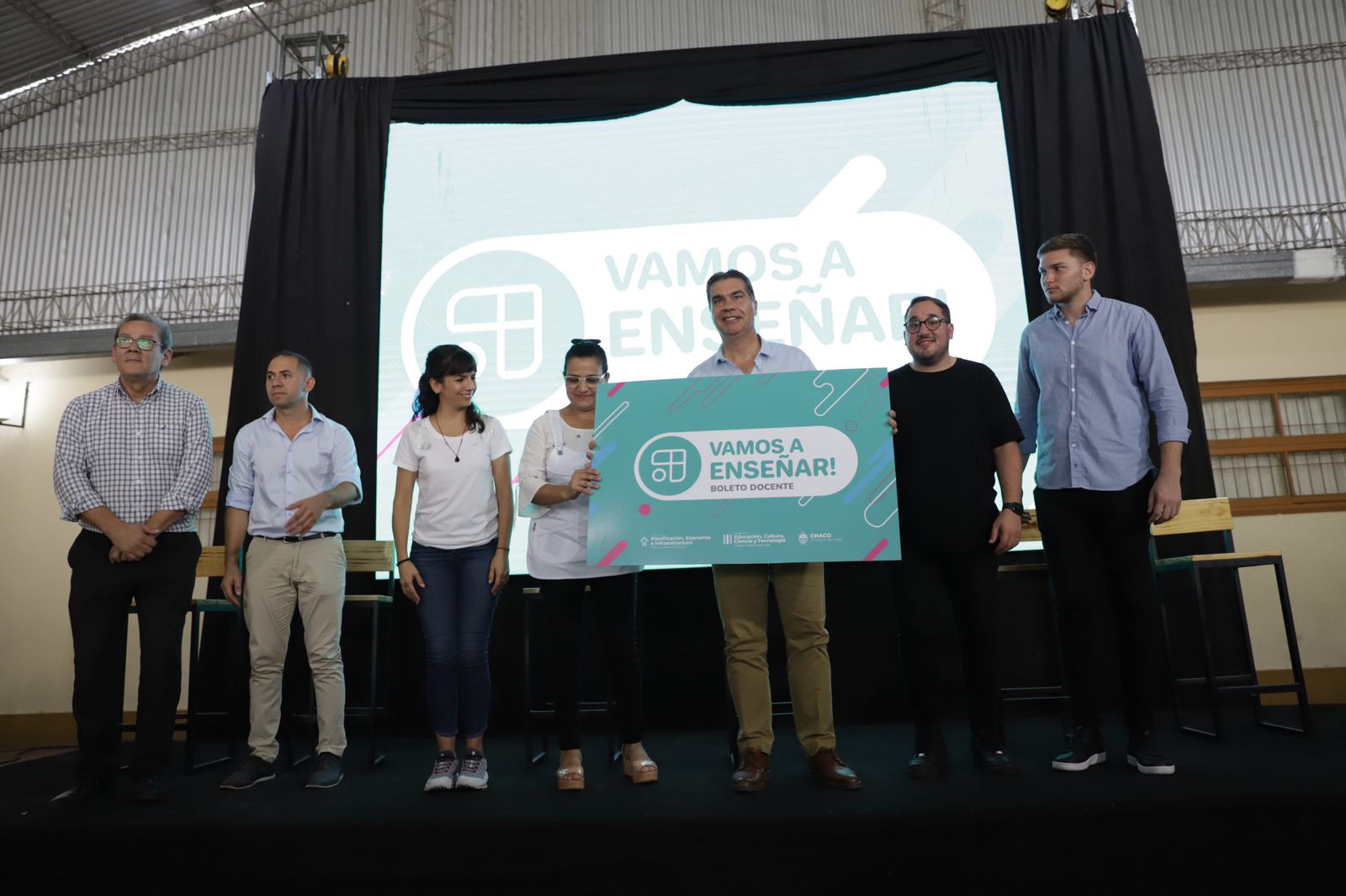 *“VAMOS A ENSEÑAR”: CAPITANICH ENTREGÓ LOS PRIMEROS BOLETOS GRATUITOS DE MEDIA DISTANCIA PARA DOCENTES*