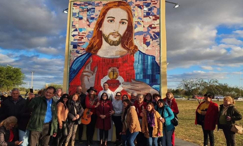 EL INTENDENTE PAPP ACOMPAÑÓ LA BENDICIÓN DEL MURAL CON LA IMAGEN DEL SAGRADO CORAZÓN DE JESÚS