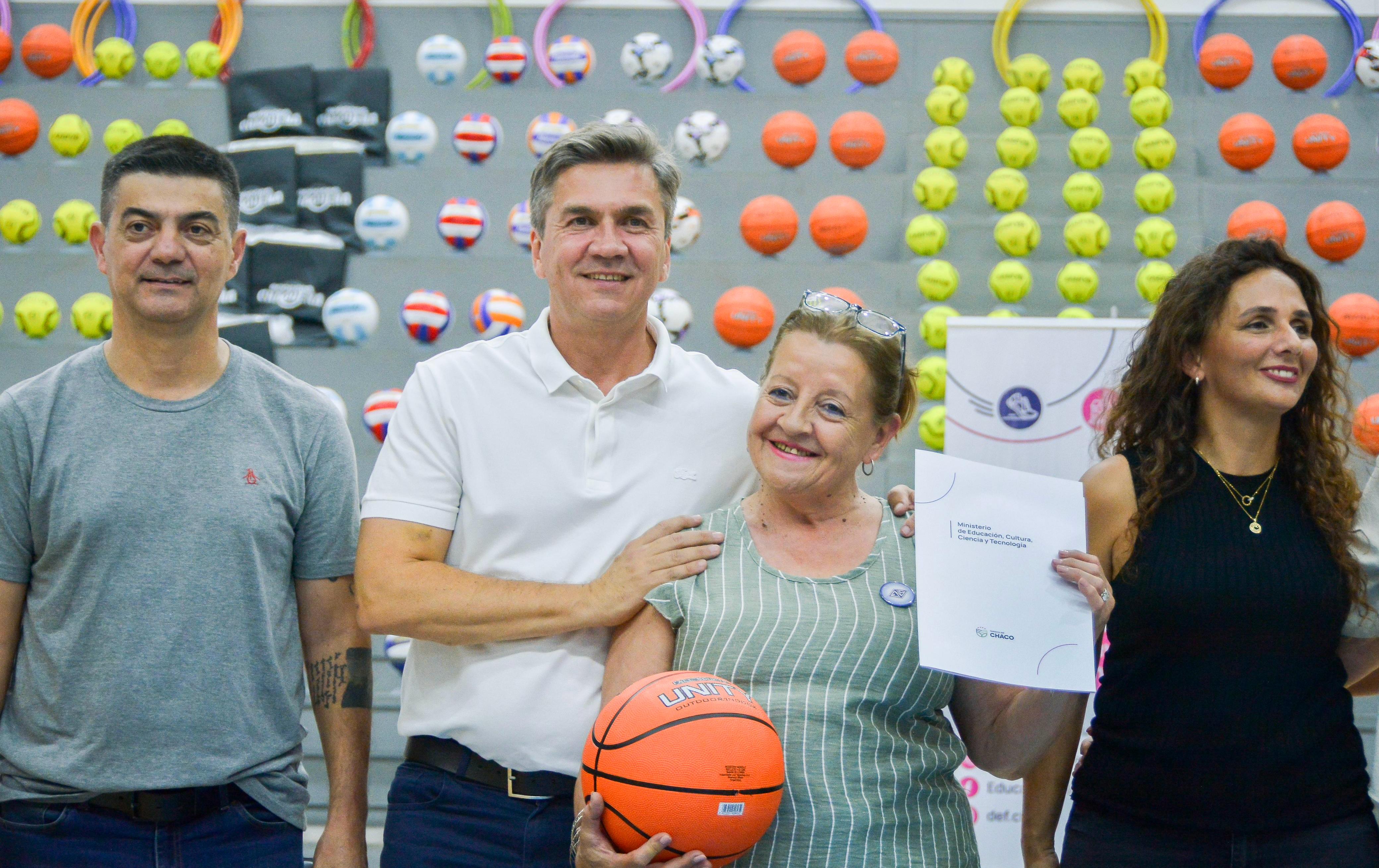 *EL GOBERNADOR ZDERO ENTREGÓ ELEMENTOS DEPORTIVOS A ESCUELAS DE LA REGIONAL 10: ”EL DEPORTE CUMPLE UN ROL FUNDAMENTAL EN LA FORMACIÓN DE LAS PERSONAS"- AFIRMÓ.*