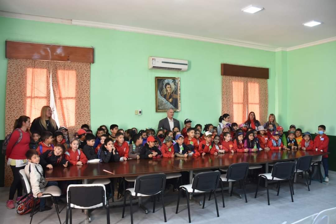 VILLA ANGELA:  EL MUNICIPIO RECIBIÓ A ALUMNOS DE LA ESCUELA N° 1001 "LUIS LANDRISCINA"