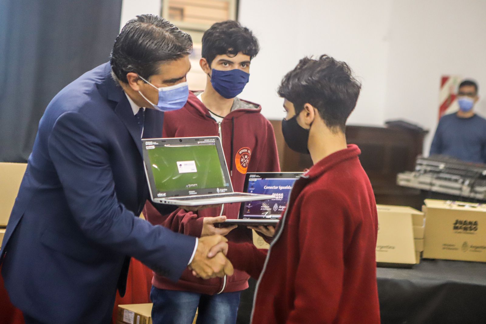 El Gobierno entregó 255 netbooks y llegará a cerca de 17 mil al finalizar junio 