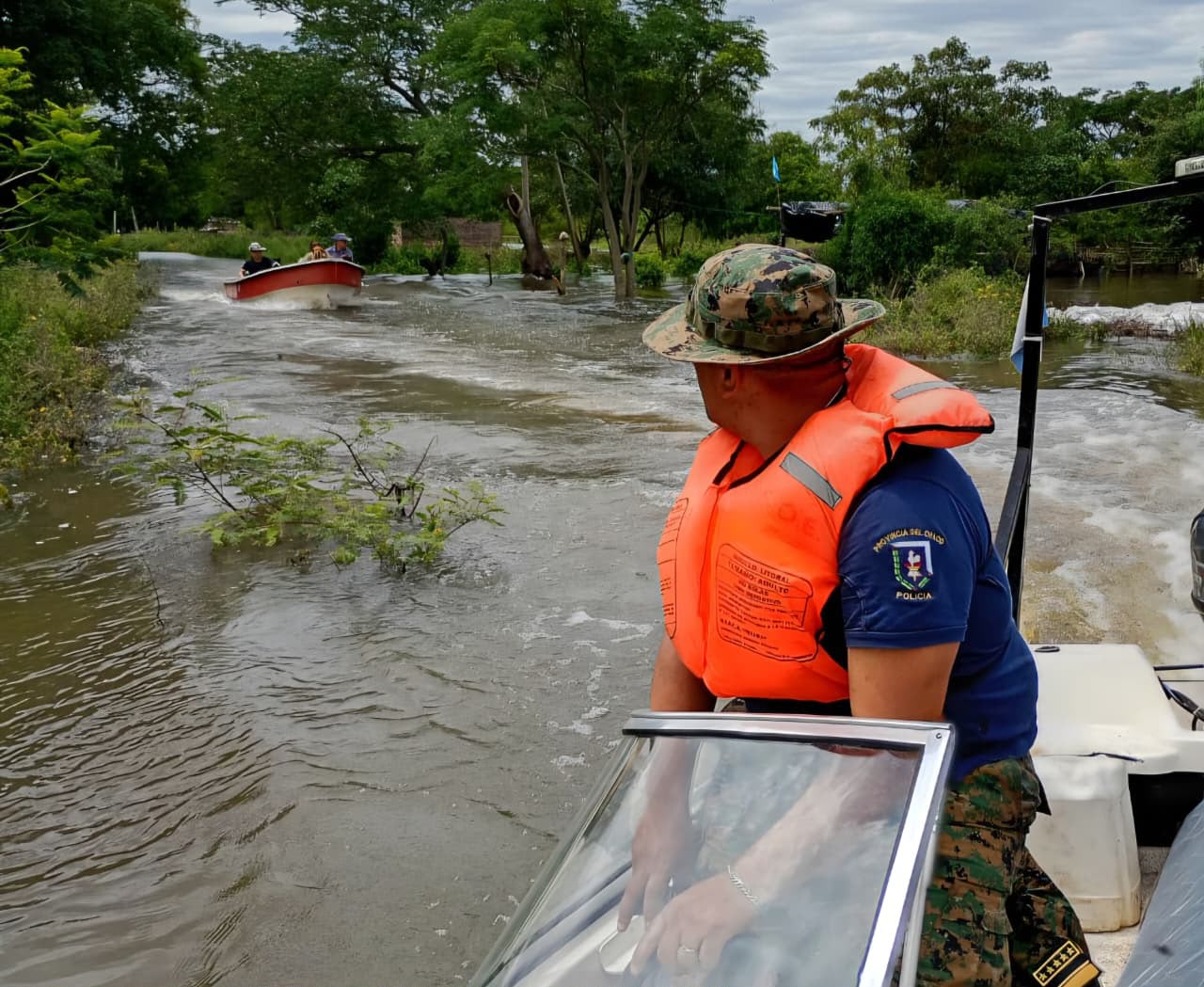 *LA POLIC&Iacute;A DEL CHACO ASISTE A FAMILIAS Y RESCATA ANIMALES AFECTADOS POR LA CRECIDA DE LOS R&Iacute;OS*