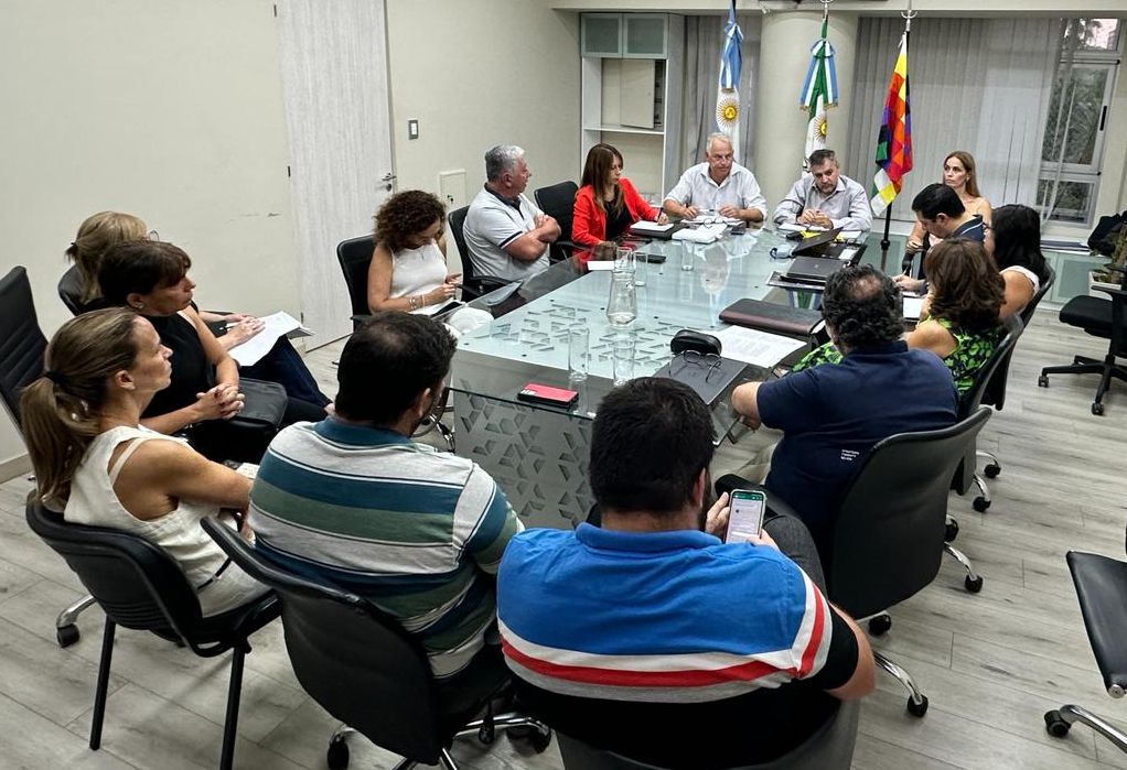 *GOBIERNO Y EMPRESARIOS DEL TRANSPORTE ACORDARON SOSTENER EL SERVICIO Y TRABAJAR DE CARA A LAS AUDIENCIAS*