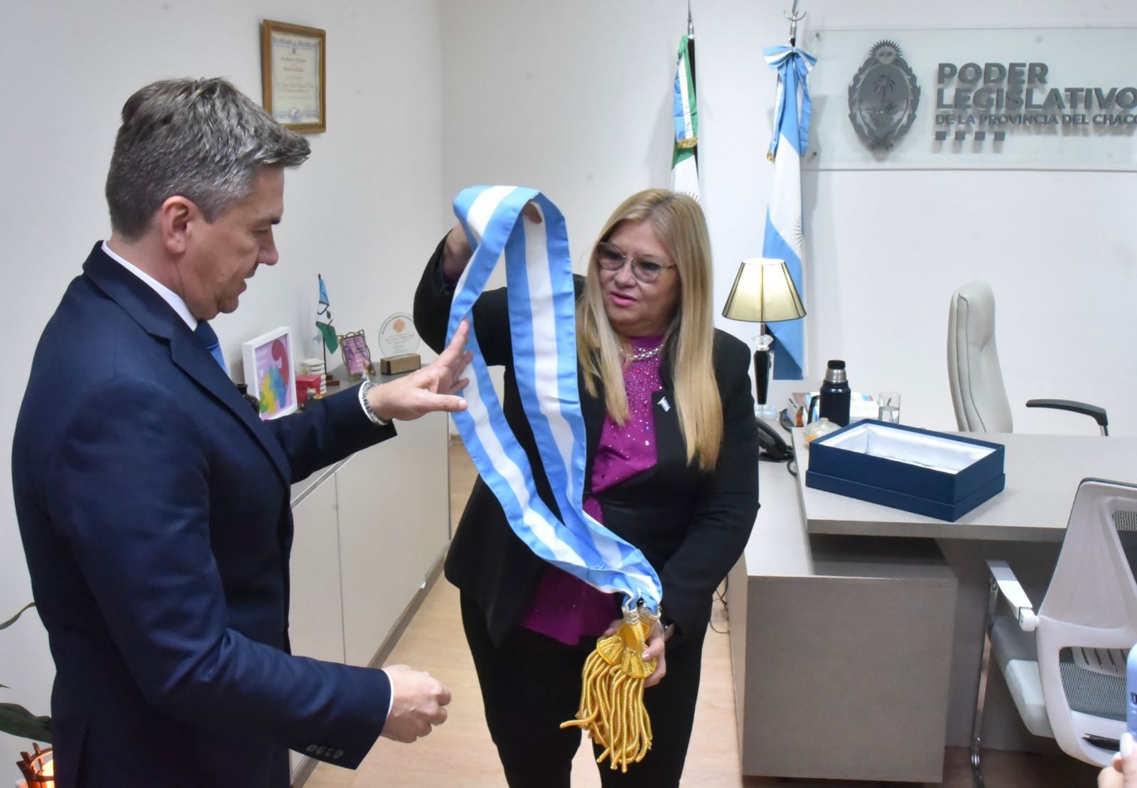 EL GOBERNADOR ZDERO RECIBIÓ LA BANDA GUBERNAMENTAL, POR PARTE DE DELGADO