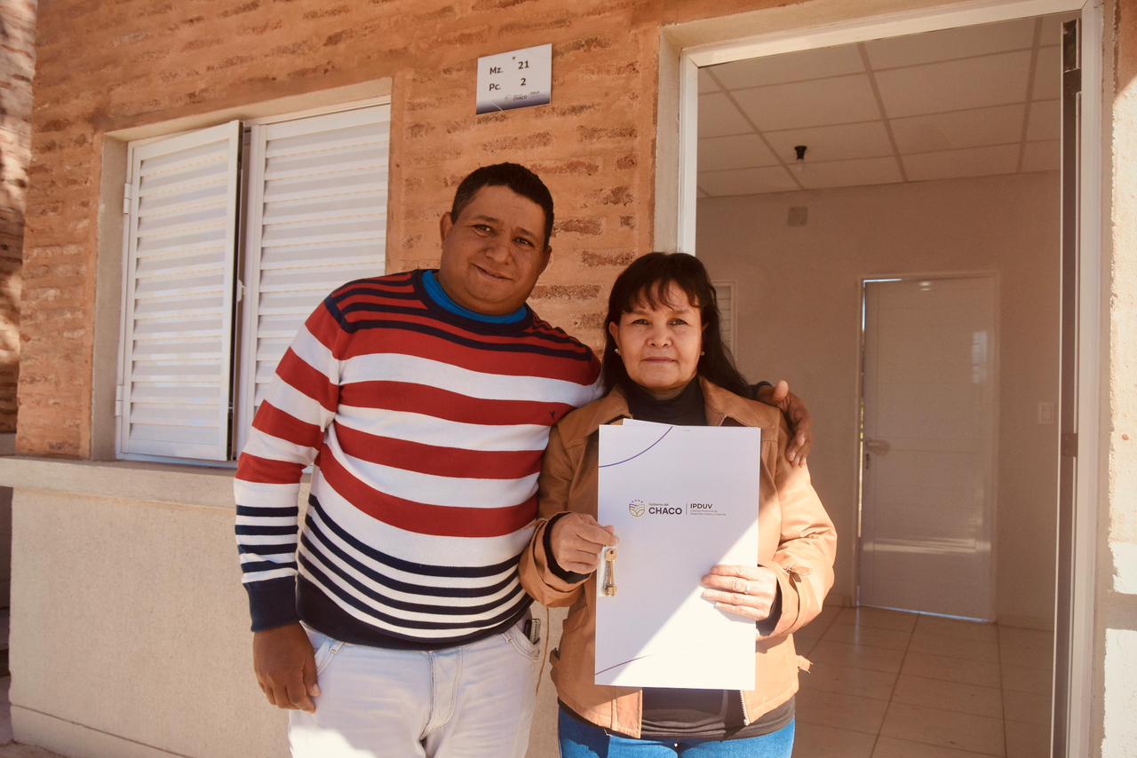 SE ENTREGARON VIVIENDAS EN LAGUNA LIMPIA: &ldquo;SEGUIMOS CUMPLIENDO EL SUE&Ntilde;O DE LA CASA PROPIA EN TODA LA PROVINCIA&rdquo; DIJO EL GOBERNADOR