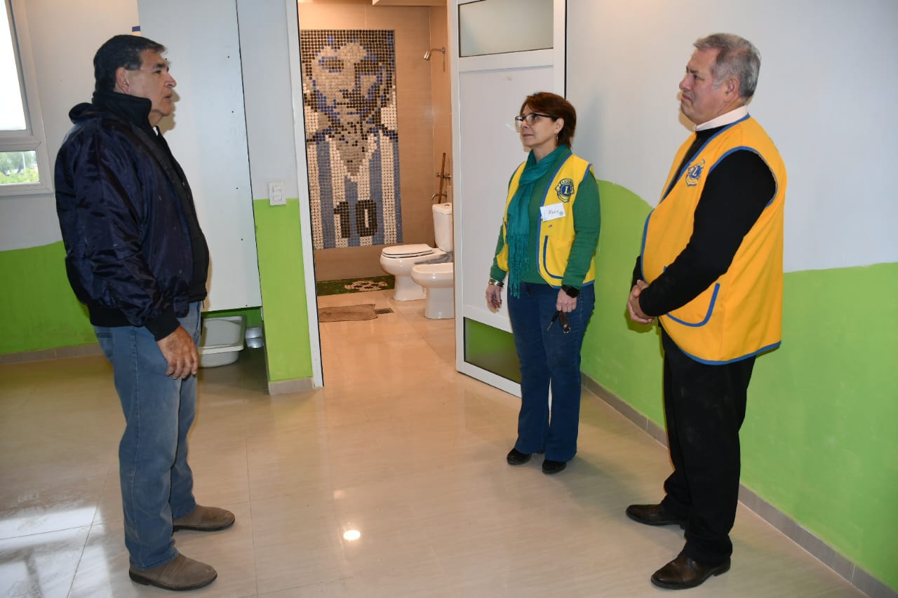 EL CLUB DE LEONES DE VILLA ANGELA ENTREGÓ 3 TONELADAS DE TAPITAS A LA FUNDACIÓN CIUDAD LIMPIA DE RESISTENCIA CHACO