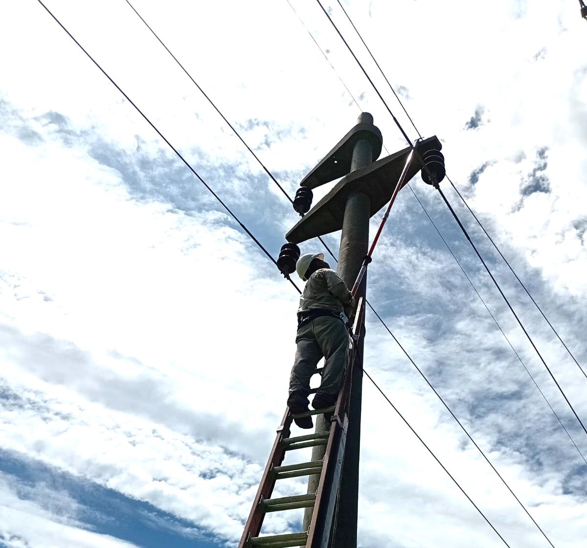 *INTENSO TRABAJO DE SECHEEP PARA RESTABLECER EL SERVICIO EL&Eacute;CTRICO AFECTADO POR LA TORMENTA*