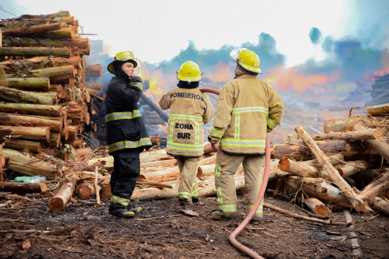 *TRABAJO COORDINADO PARA CONTROLAR EL INCENDIO EN LA ESTACIÓN DE TRENES ARGENTINOS DE RESISTENCIA