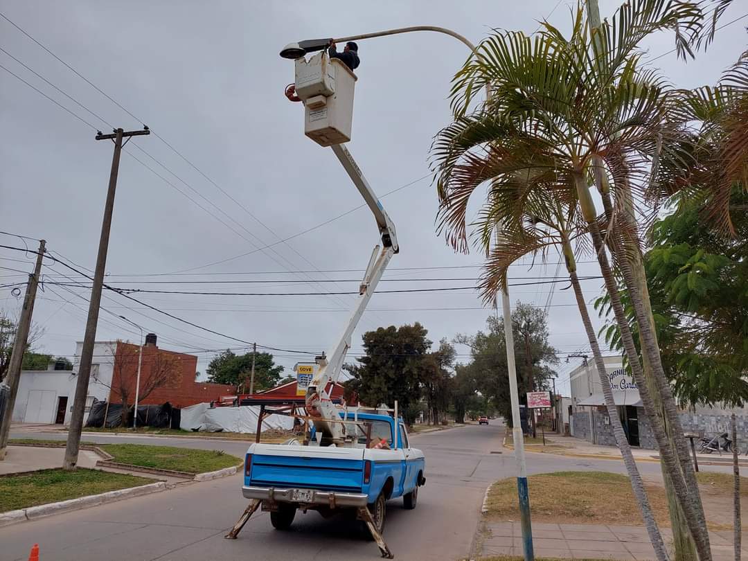 EL MUNICIPIO INTENSIFICA EL RECAMBIO DE LUCES DE SODIO POR LED EN VILLA ÁNGELA