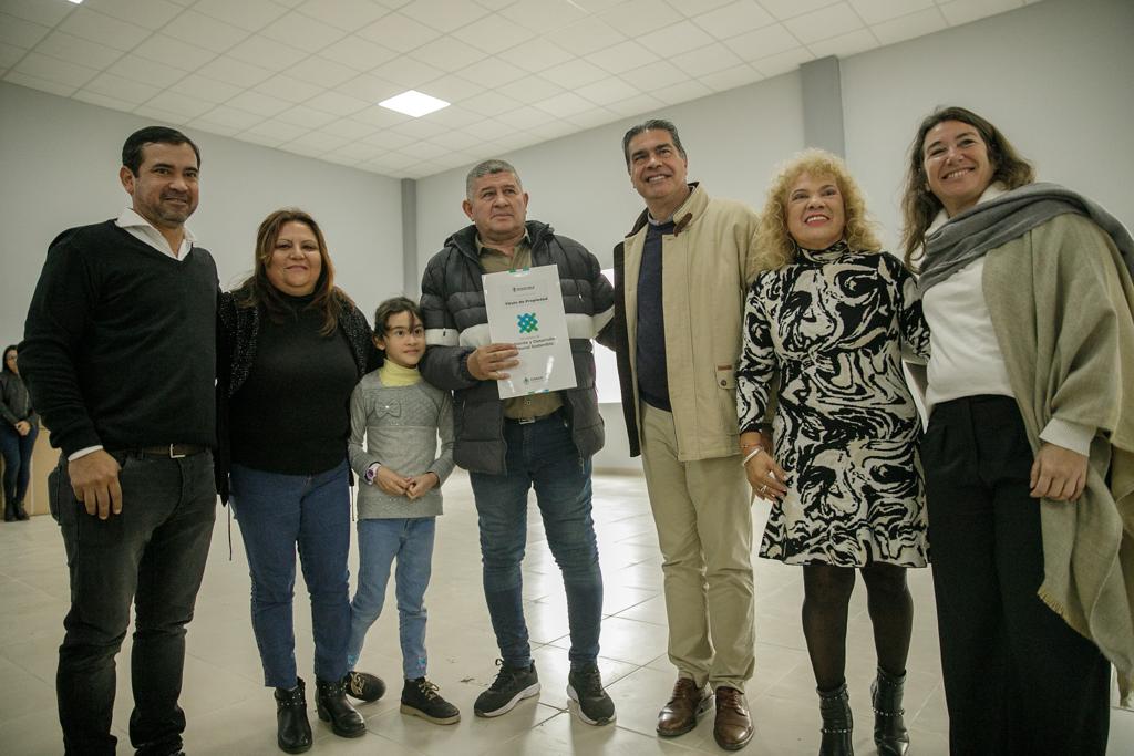 *EN COLONIAS UNIDAS CAPITANICH INAUGURÓ LA REFACCIÓN DEL EDIFICIO MUNICIPAL Y UN SALÓN COMUNITARIO*