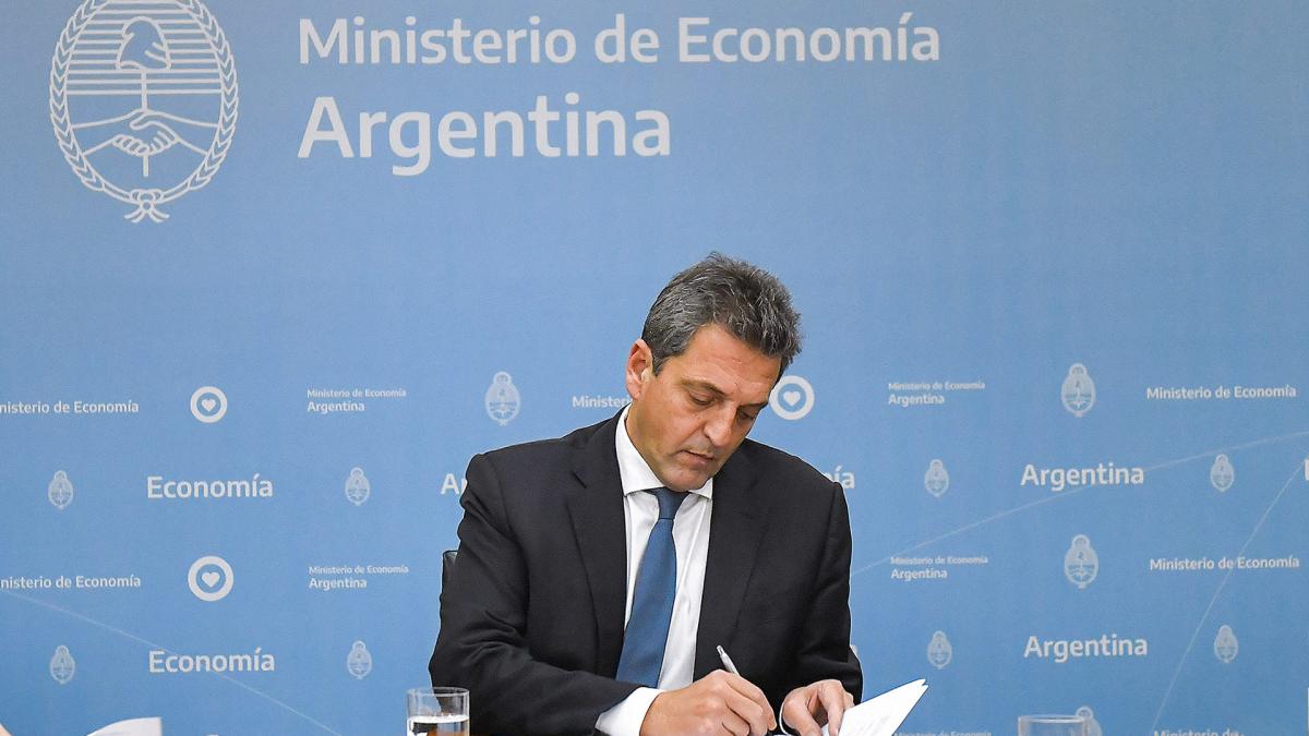 Massa confirmó la importación de combustible y espera una rápida normalización