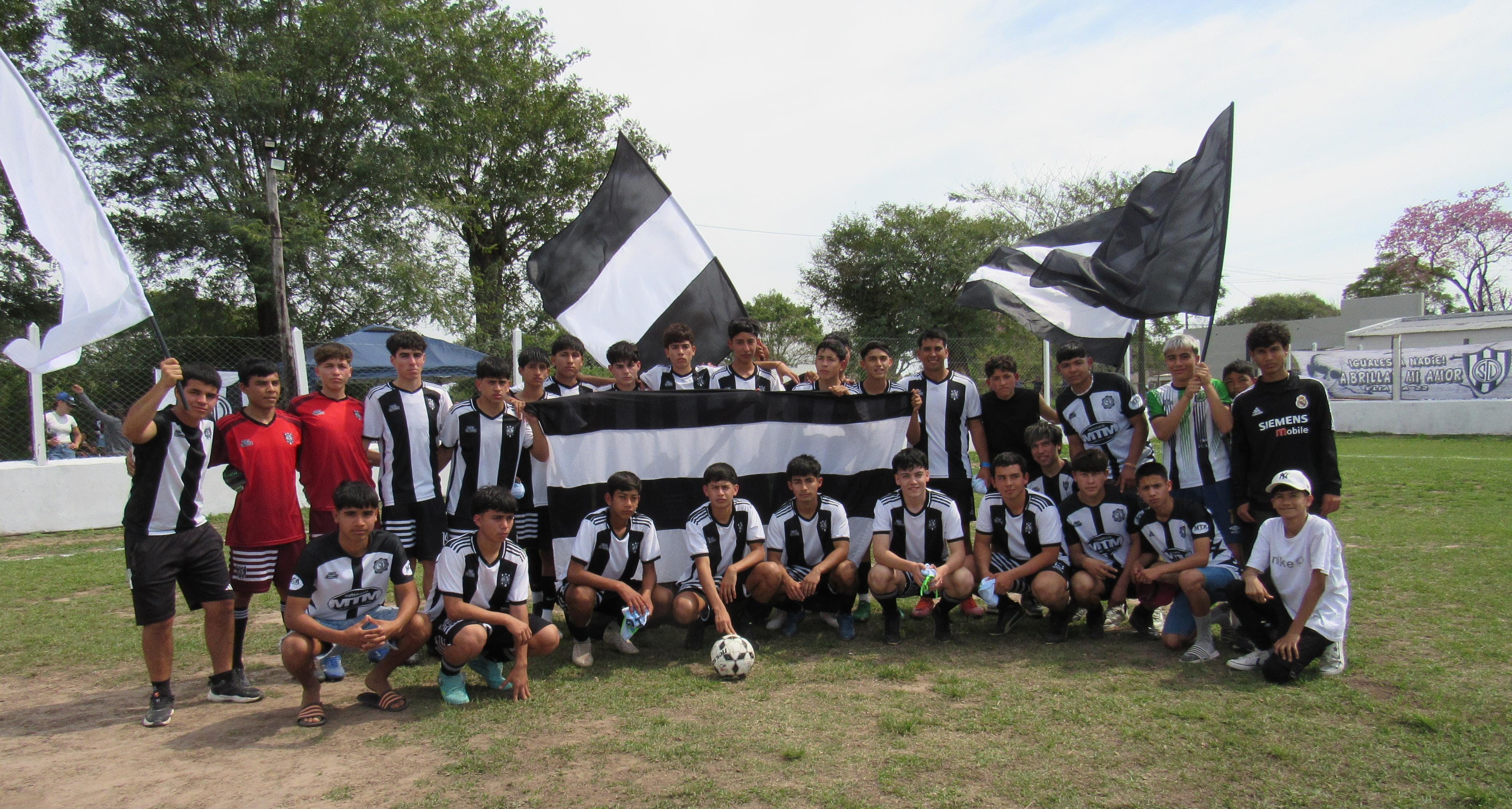 *TRAS 18 AÑOS: EL CLUB UNIÓN DE COLONIA ELISA VOLVIÓ A JUGAR DE LOCAL EN SU CANCHA, RECIENTEMENTE INAUGURADA POR EL GOBIERNO PROVINCIAL*
