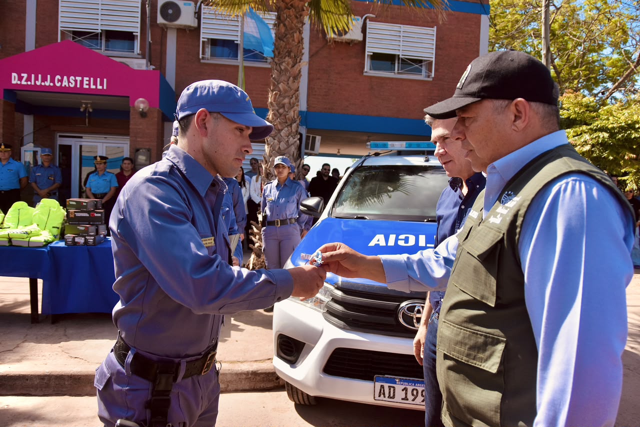 *CASTELLI: ZDERO ENTREG&Oacute; PATRULLEROS 0KM Y EQUIPAMIENTO PARA REFORZAR LA SEGURIDAD*